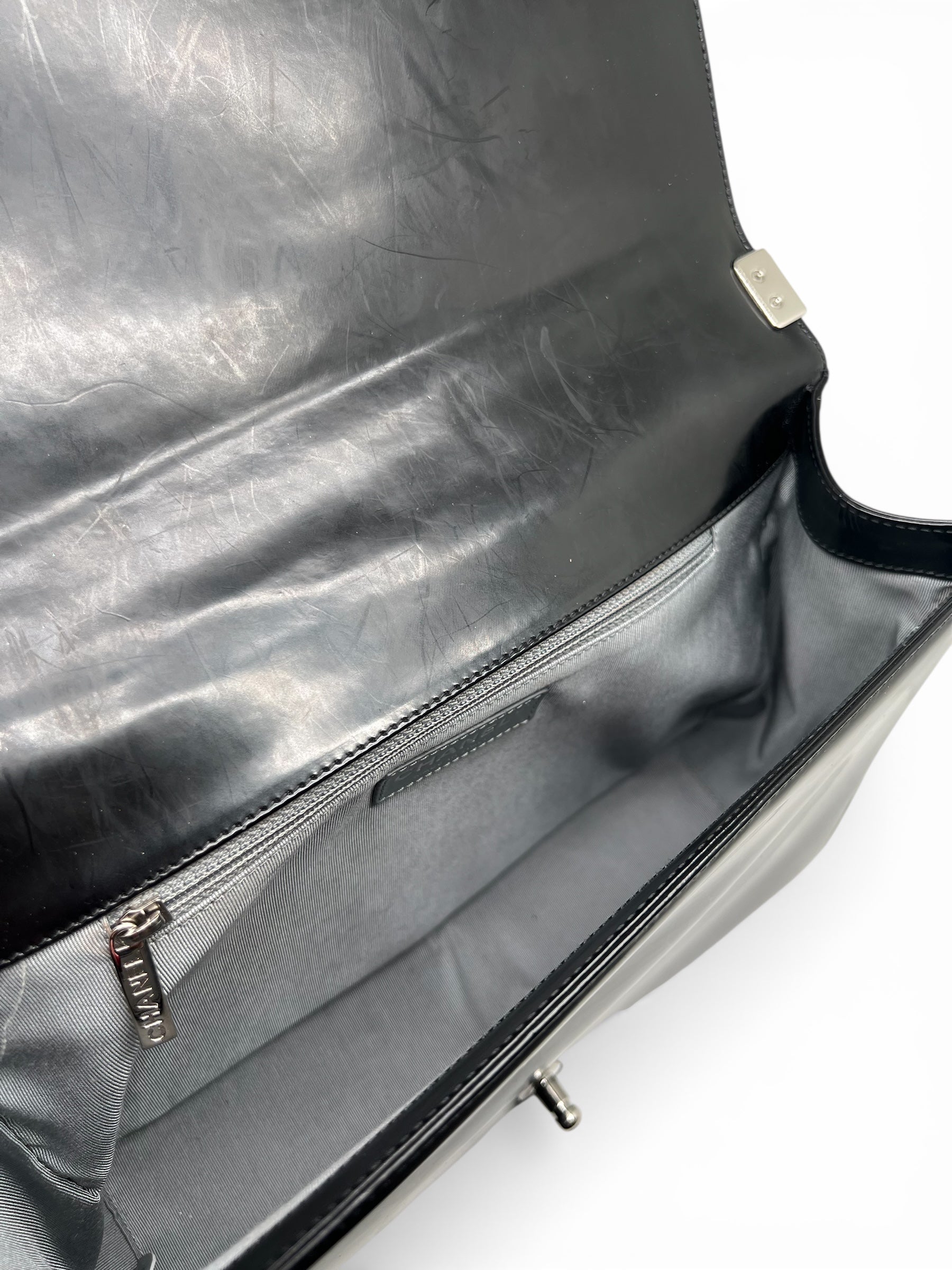 Chanel - Sac Boy cuir vernis glacé