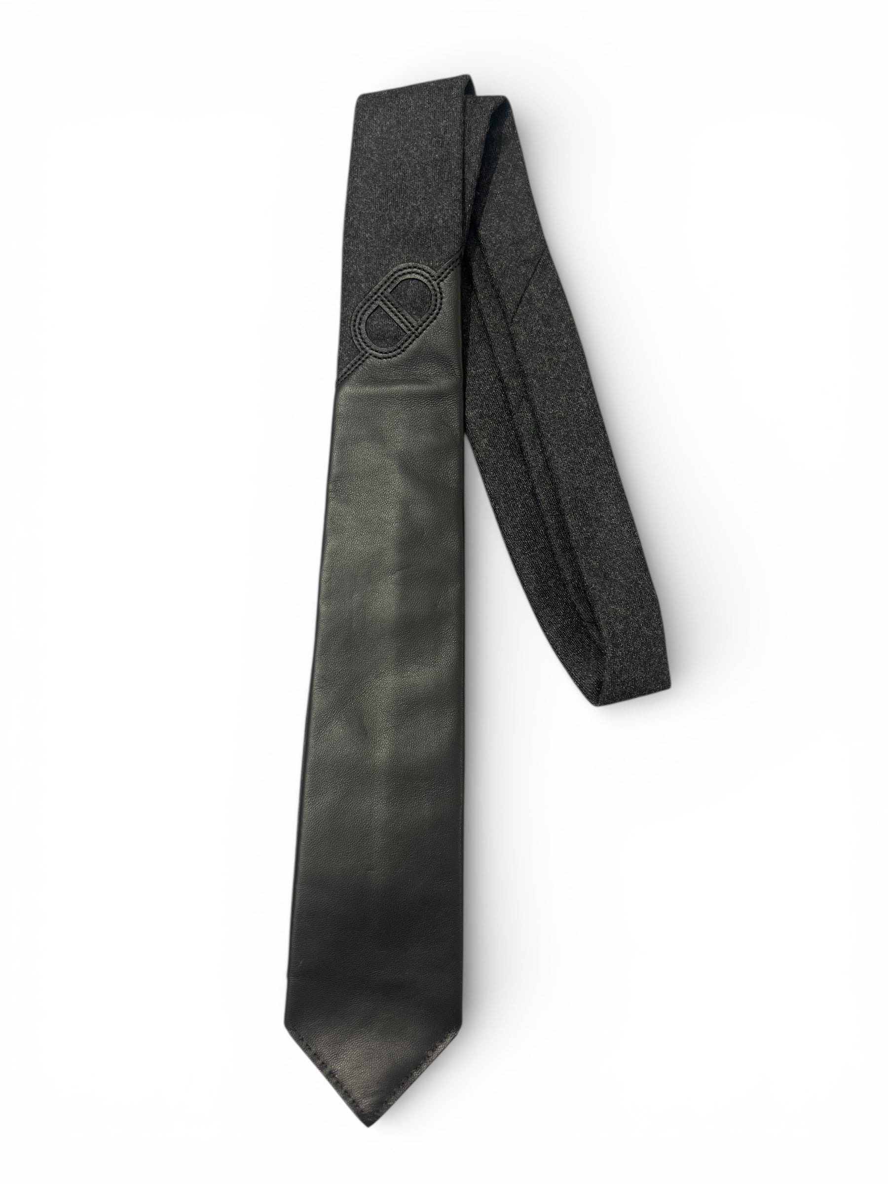 Hermès - Cravate en cuir et laine