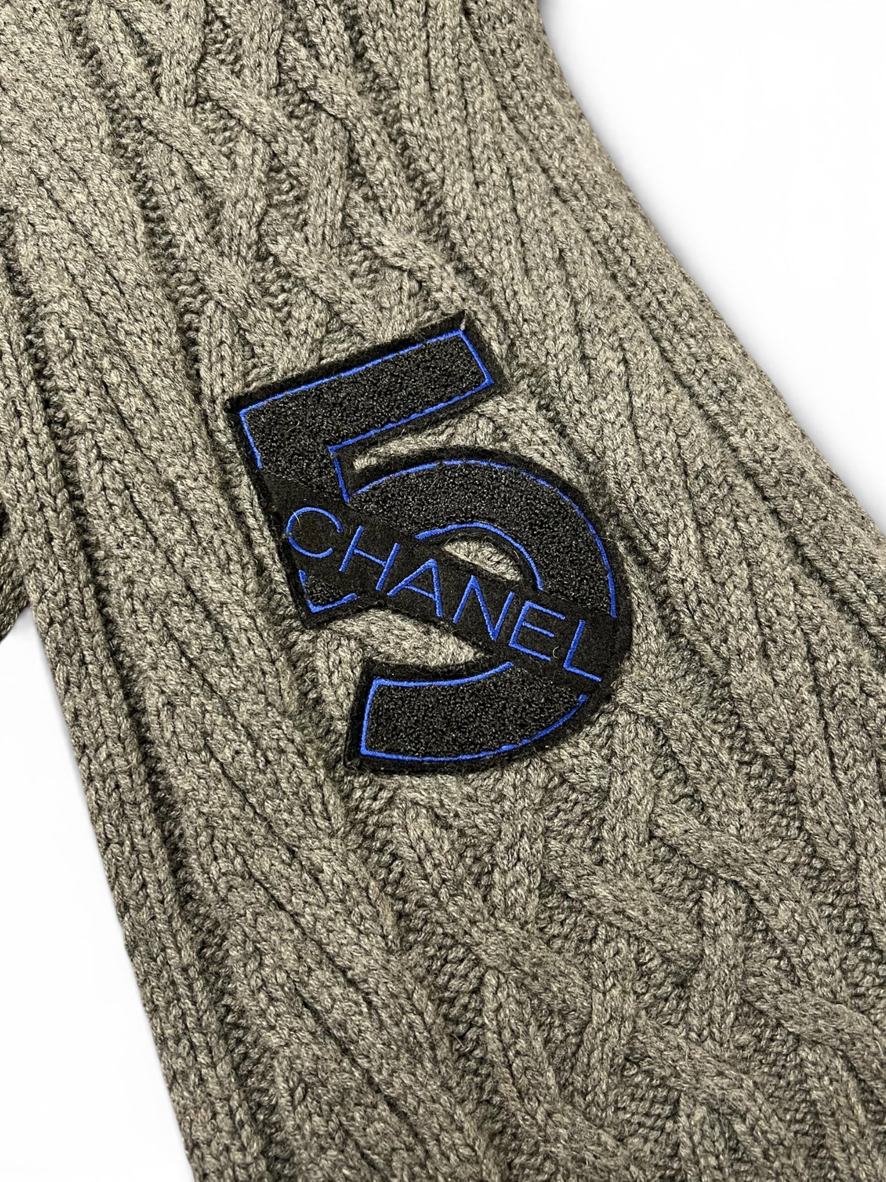 Chanel - Écharpe Grise Avec Logo Chanel N5 | Les Folies d’Eugénie