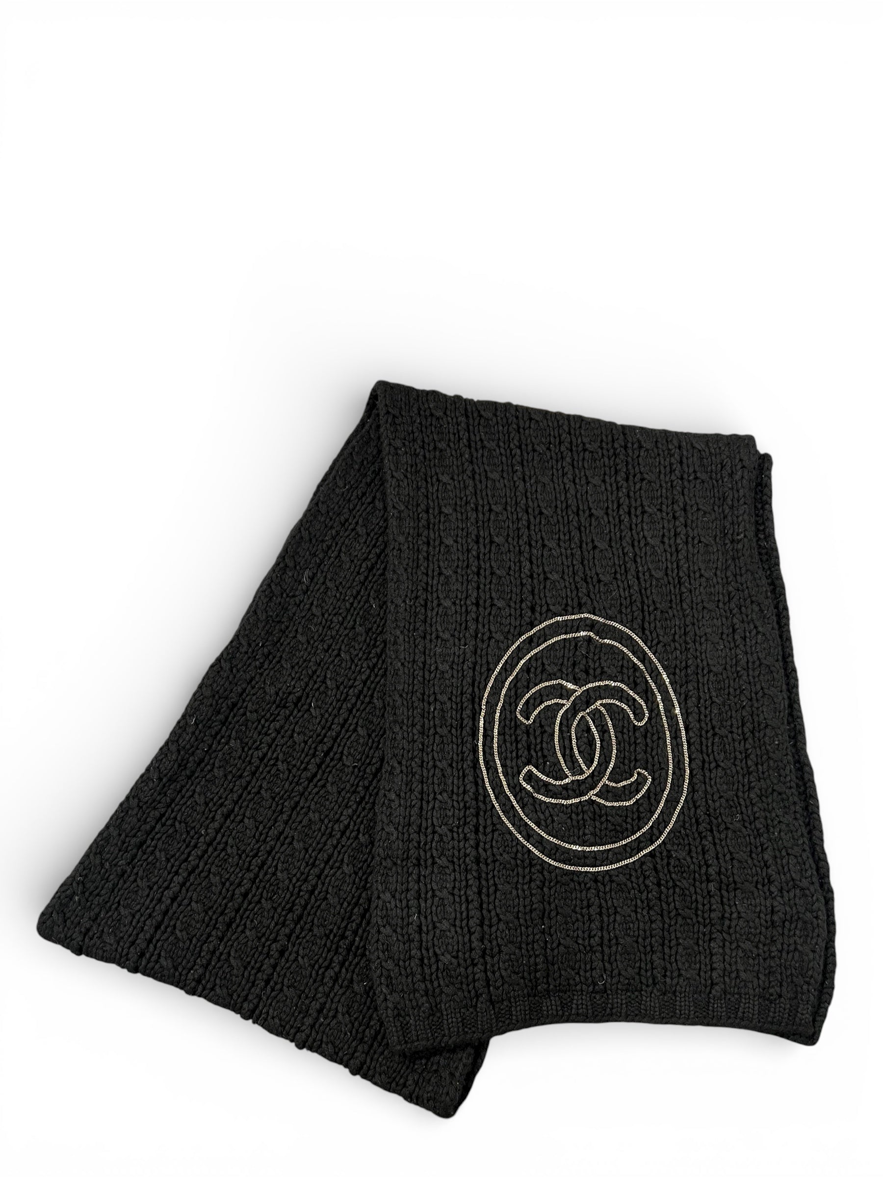Chanel - ÉCharpe Noire Avec Logo CC Argenté | Les Folies d’Eugénie