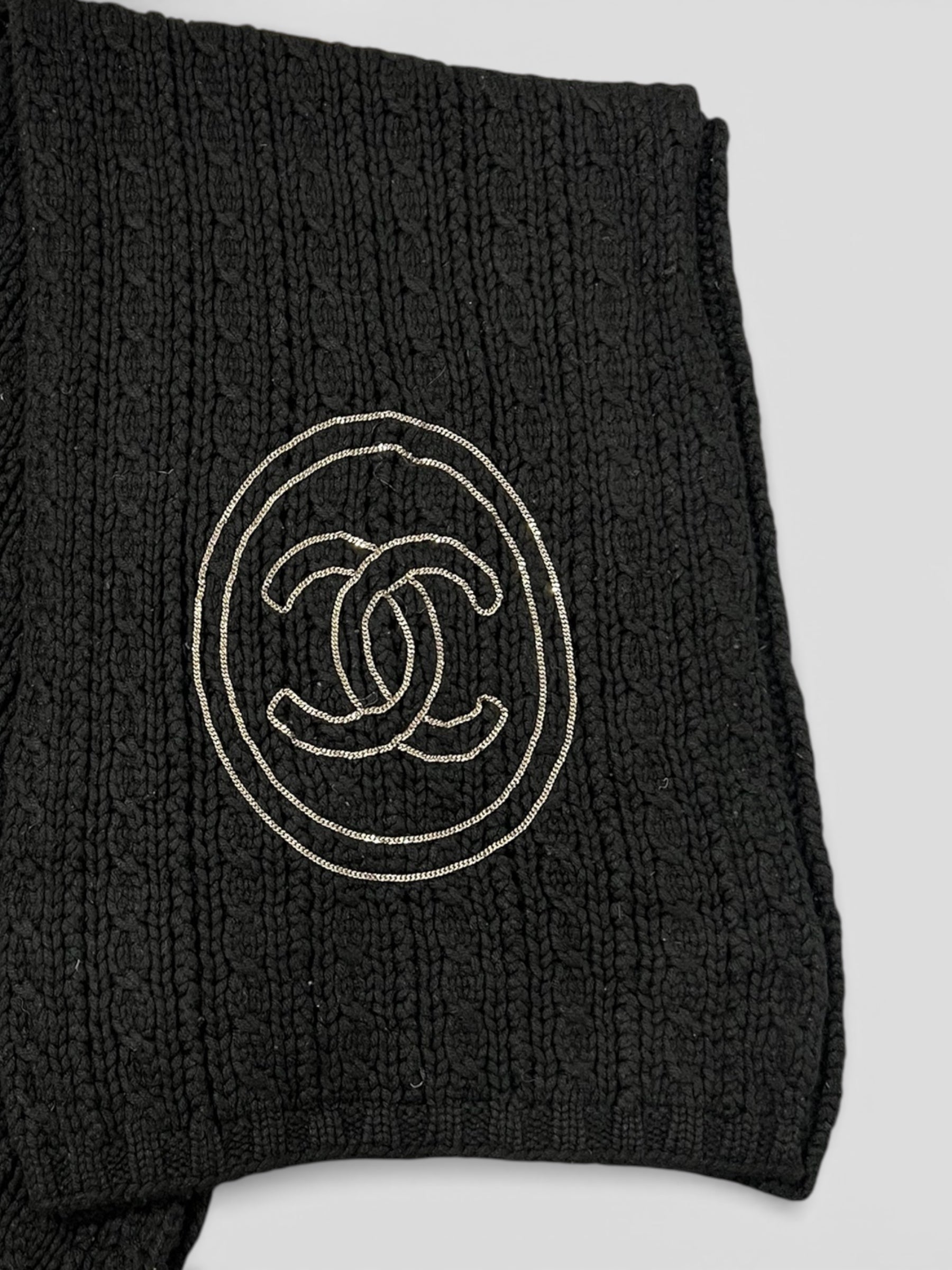 Chanel - ÉCharpe Noire Avec Logo CC Argenté | Les Folies d’Eugénie