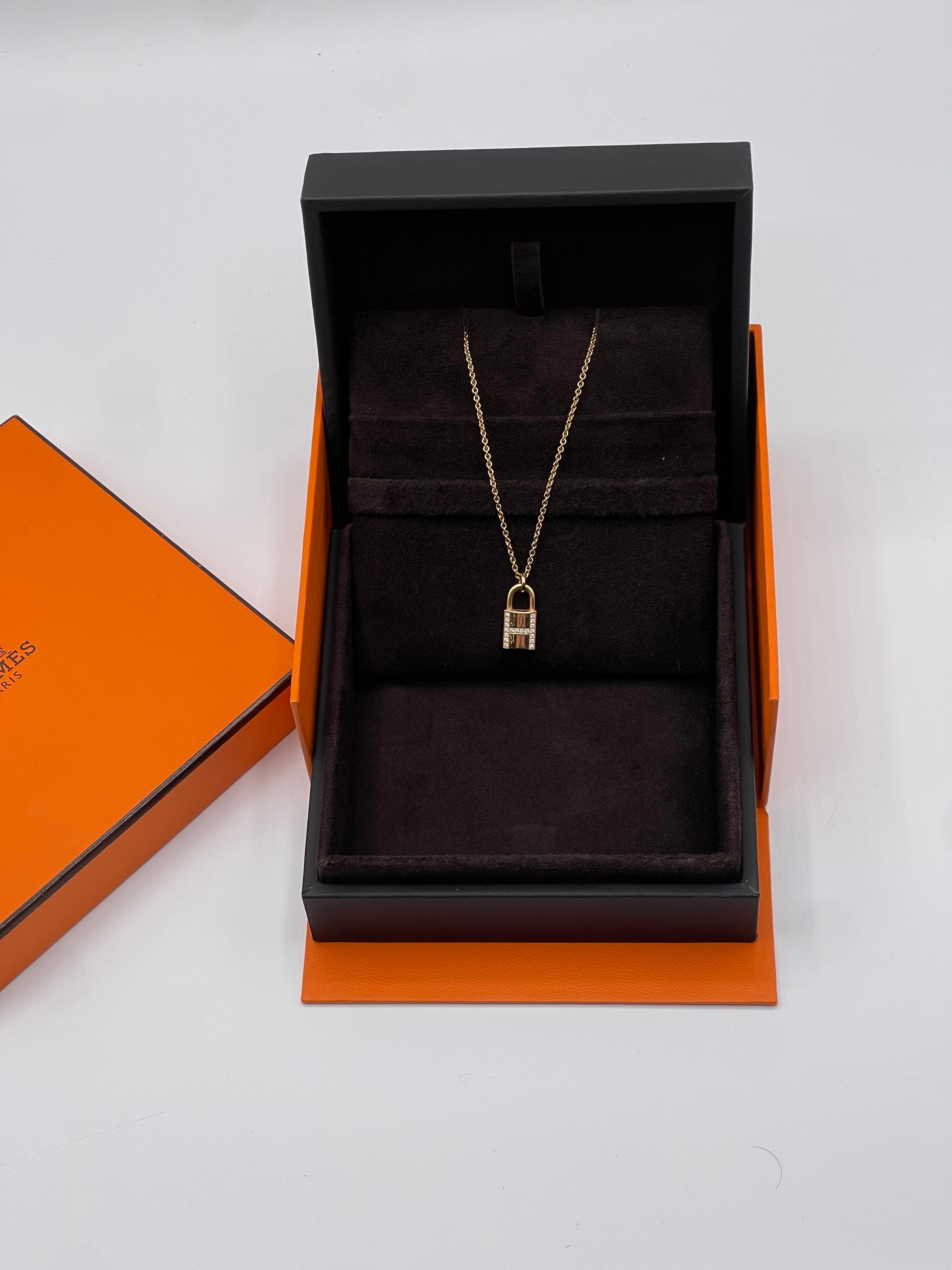Hermès - Kelly padlock pendant in pink gold and diamonds