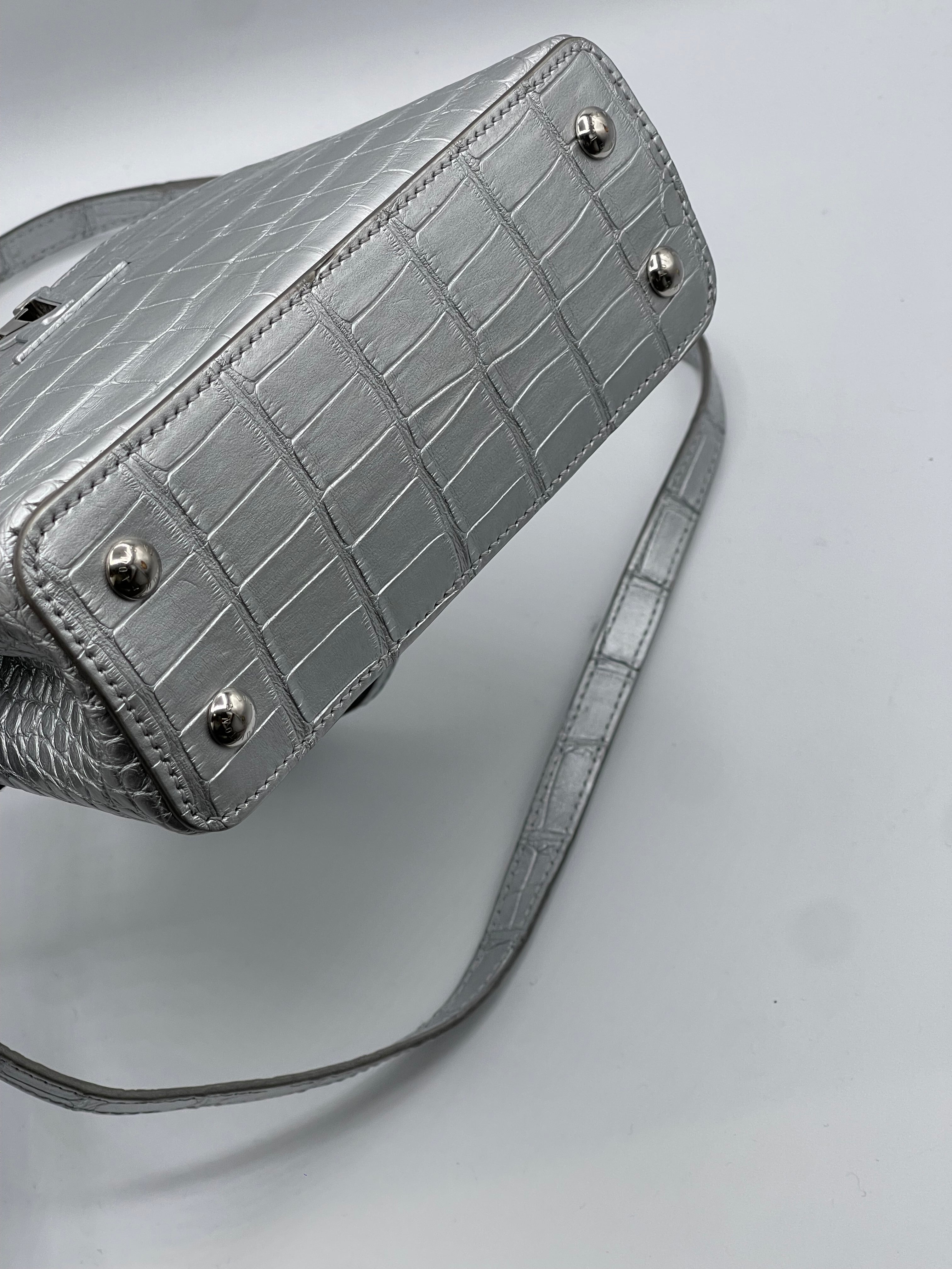 Louis Vuitton - Sac Capucines alligator Silver