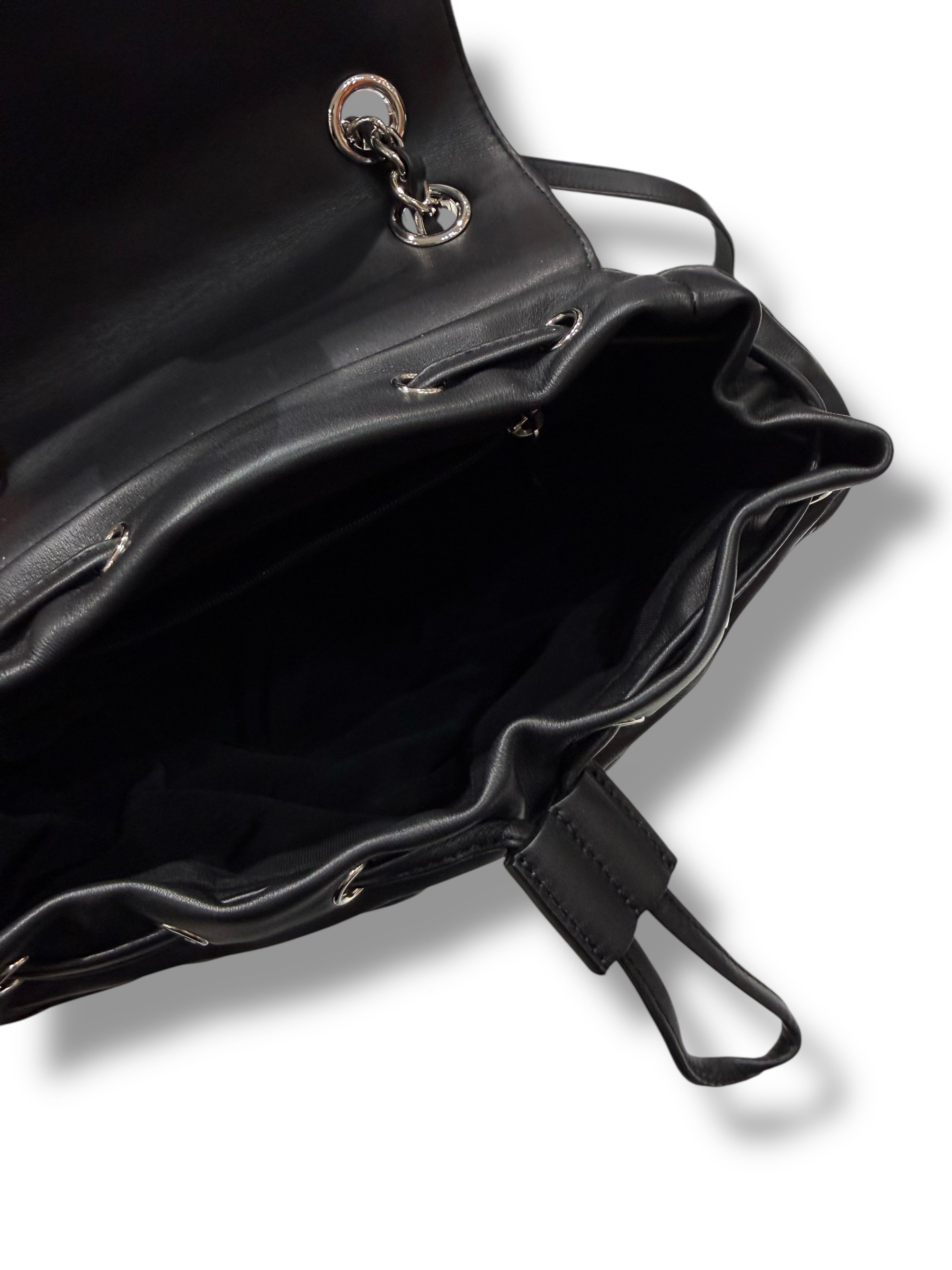 Sac Chanel à Dos CC Chevron Noir | Les Folies d’Eugénie