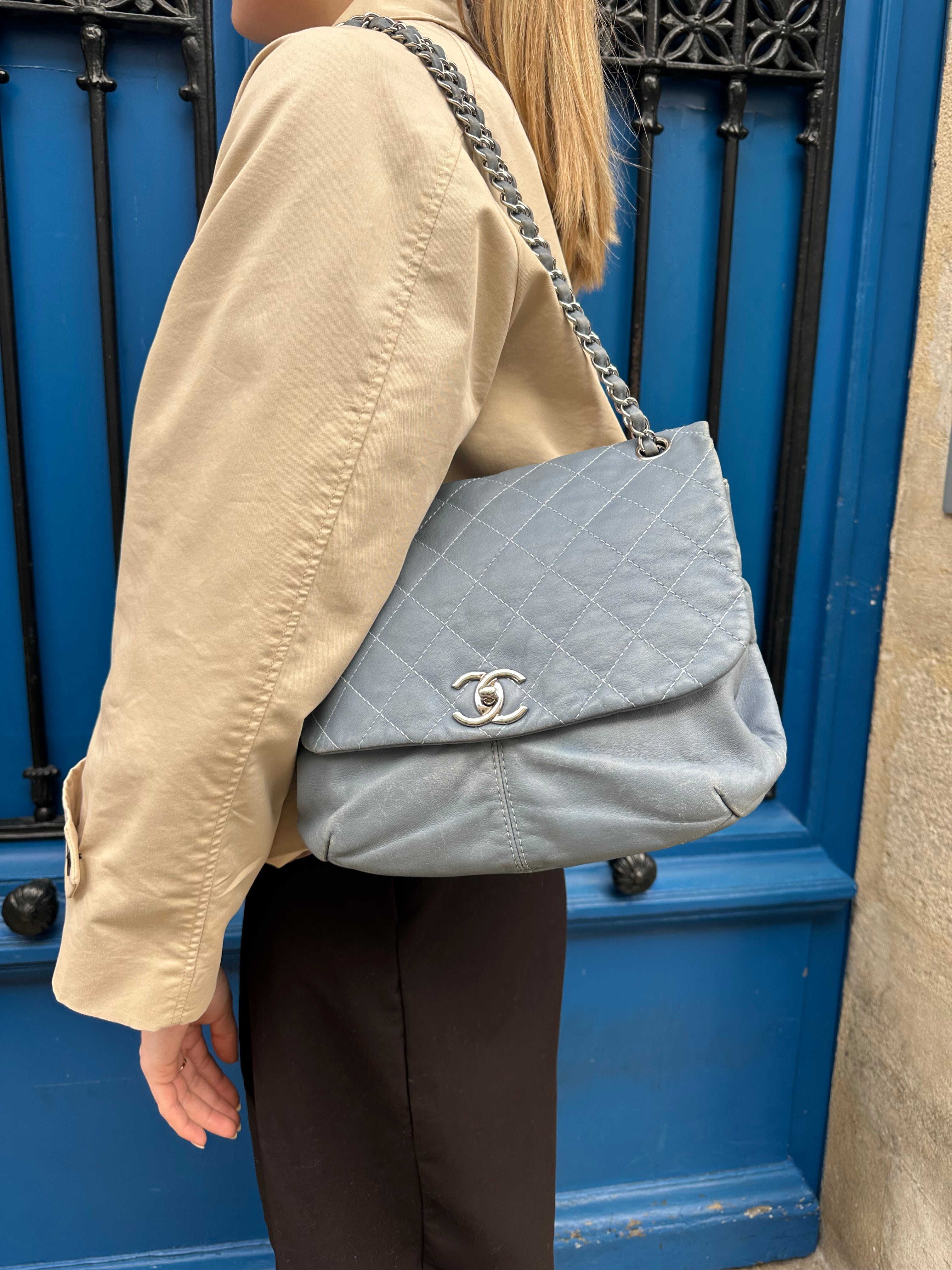 Chanel - Sac à rabat bleu ciel