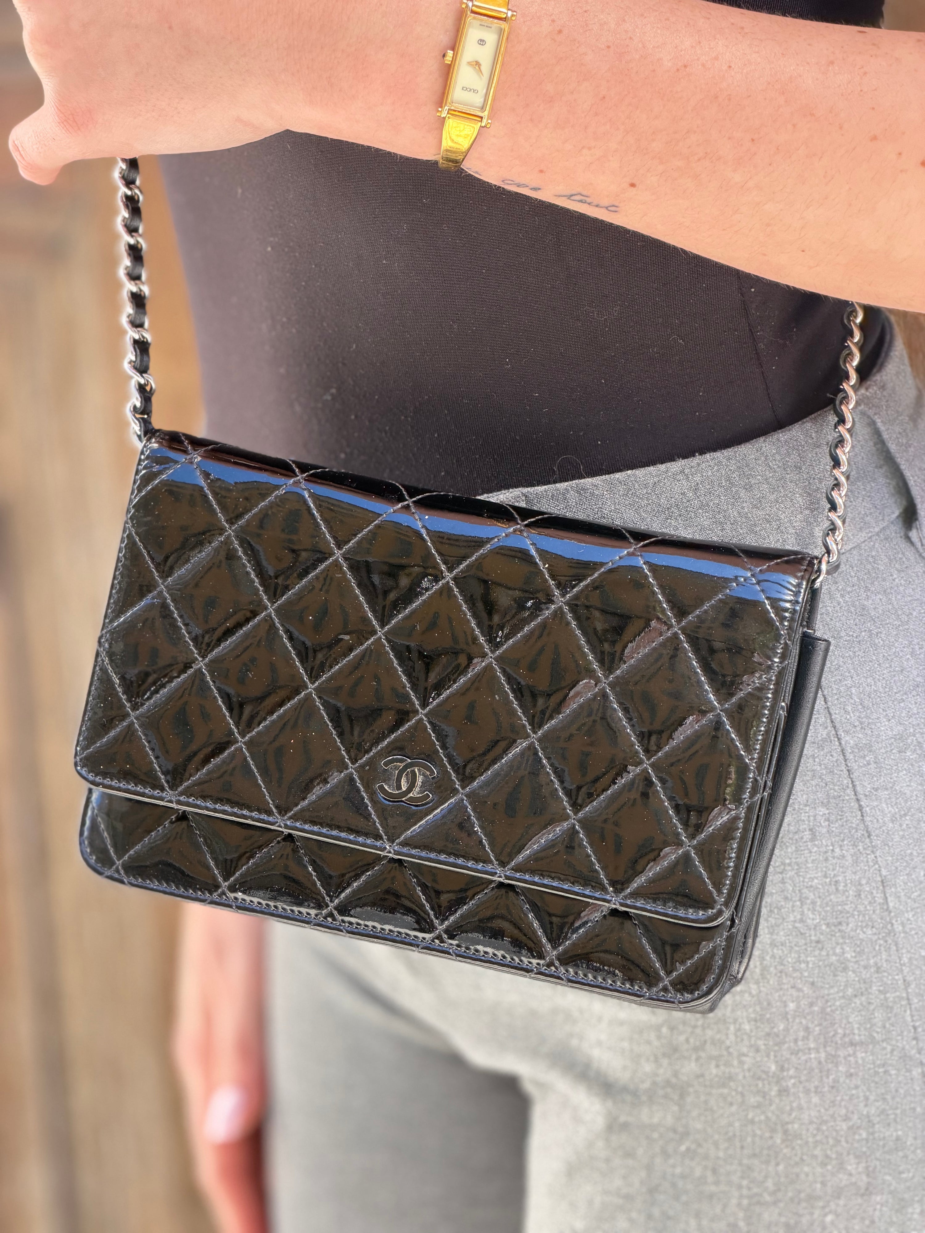 Chanel – Wallet on Chain aus schwarzem Lackleder