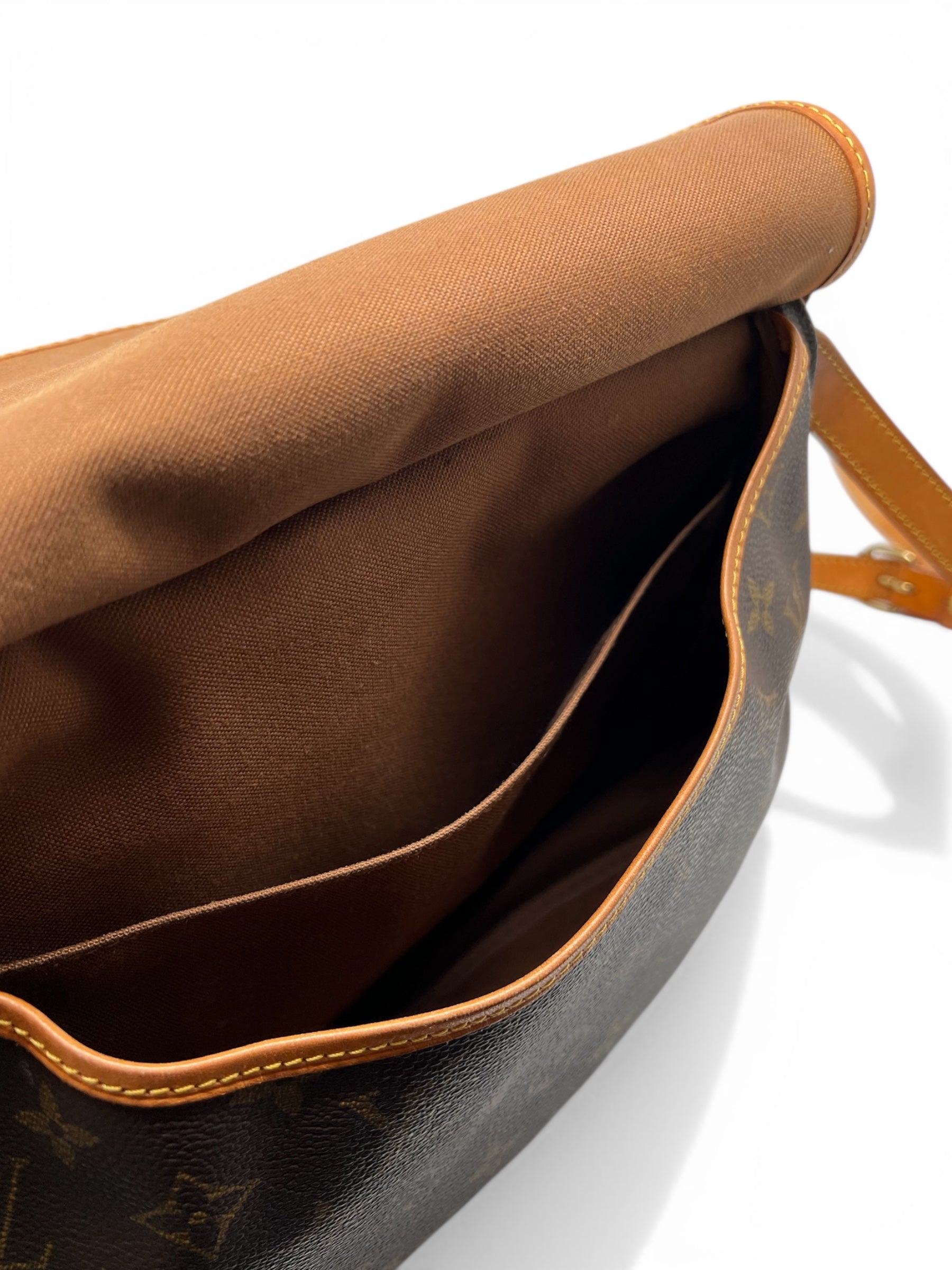 Louis Vuitton Sac Saumur Monogram Avec Bandoulière | Les Folies d’Eugénie