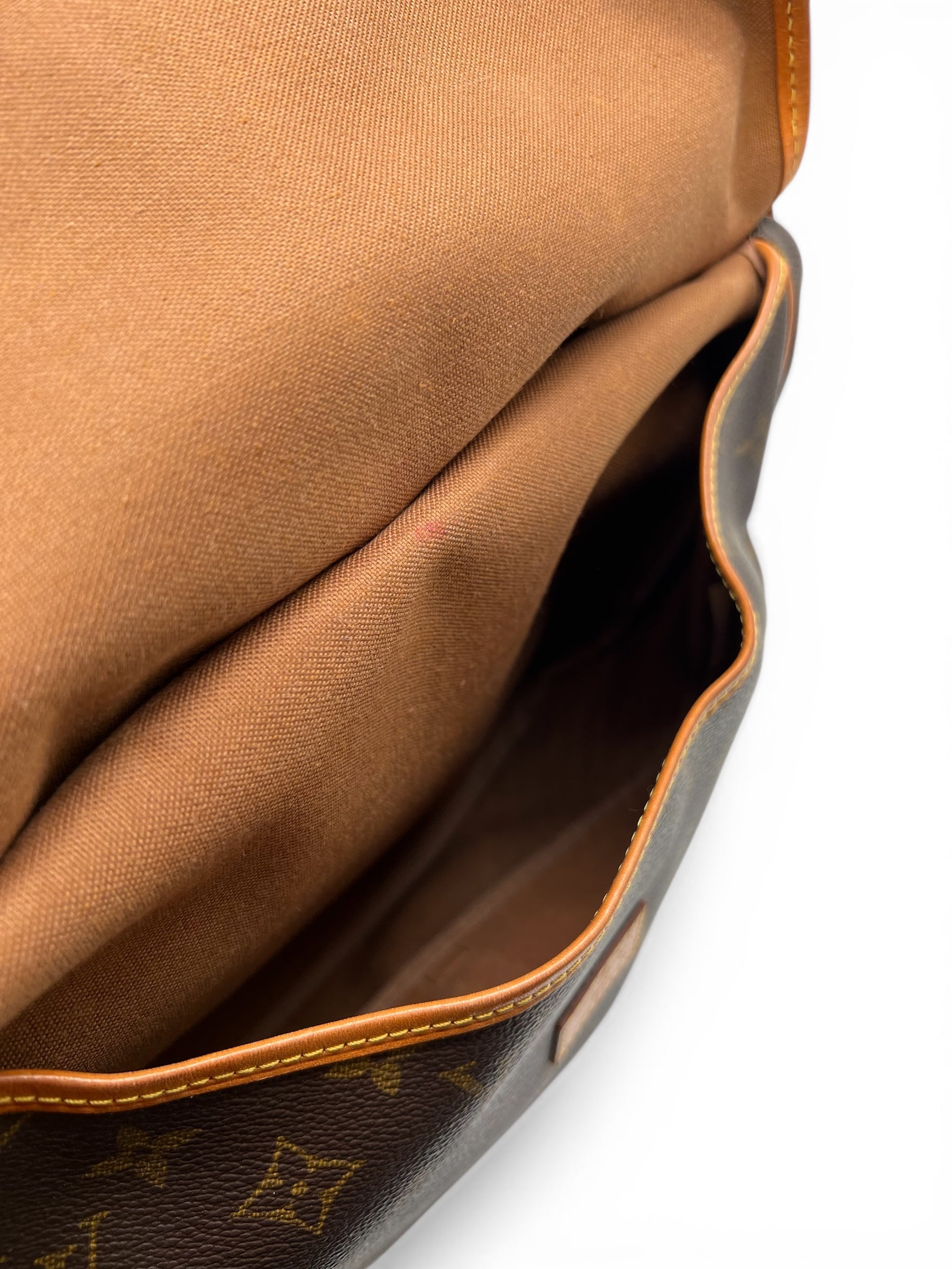 Louis Vuitton Sac Saumur Monogram Avec Bandoulière | Les Folies d’Eugénie