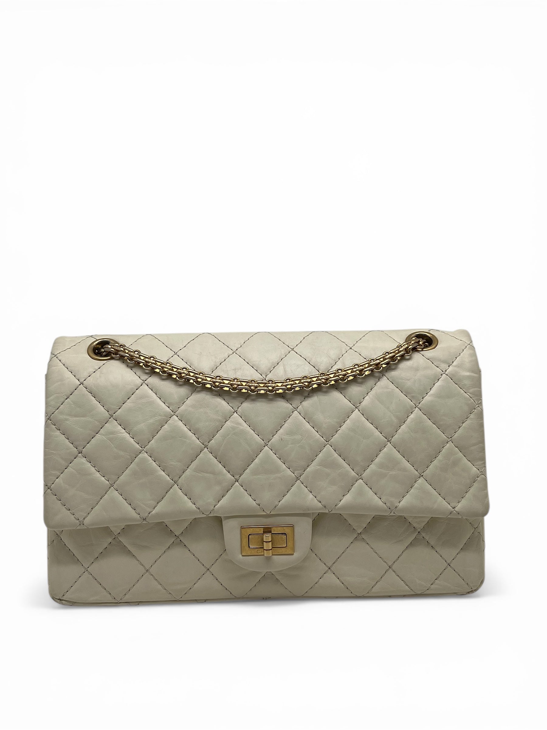 Sac Chanel 2.55 Beige Taille 28 | Les Folies d’Eugénie