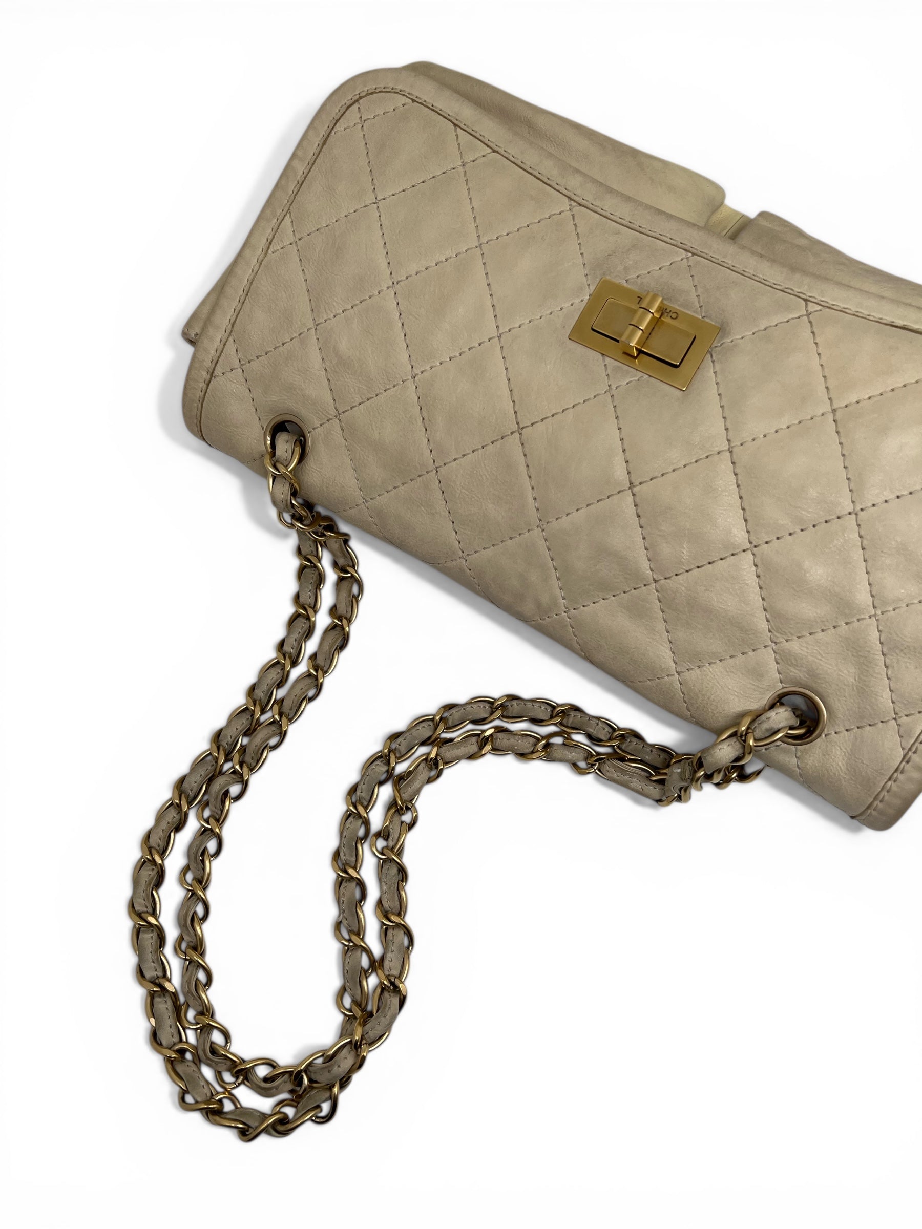 Sac Chanel 2.55 Cuir Beige Matelassé Fermoir Doré | Les Folies d’Eugénie