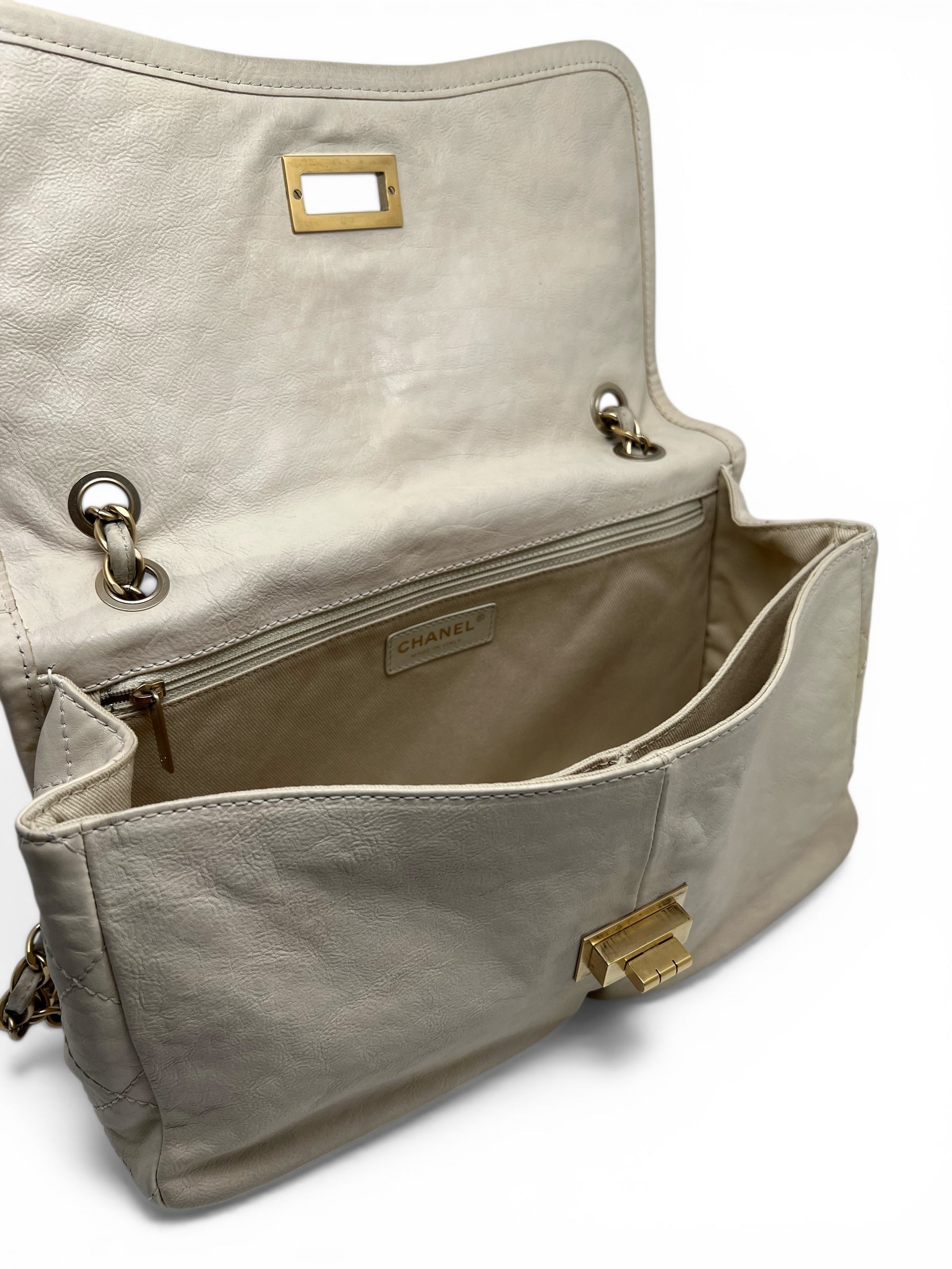 Sac Chanel 2.55 Cuir Beige Matelassé Fermoir Doré | Les Folies d’Eugénie