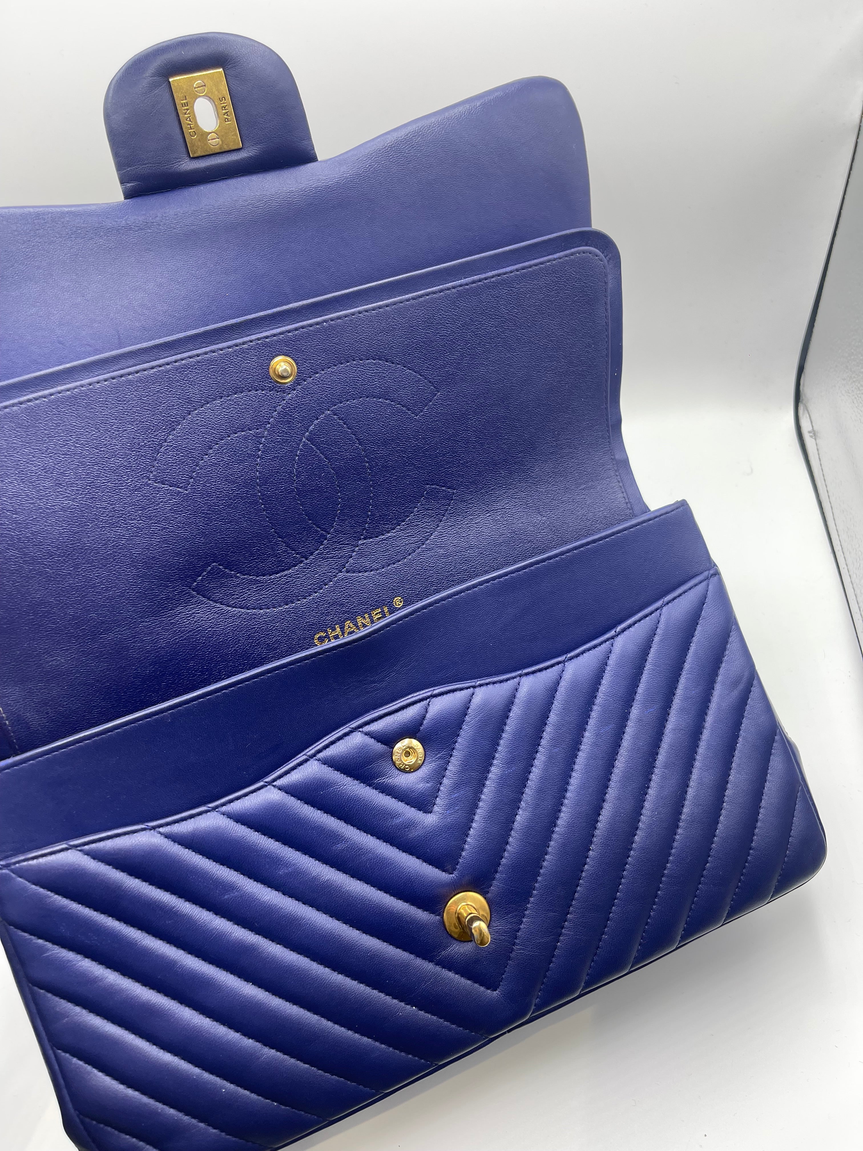 Chanel - Sac Jumbo chevron bleu