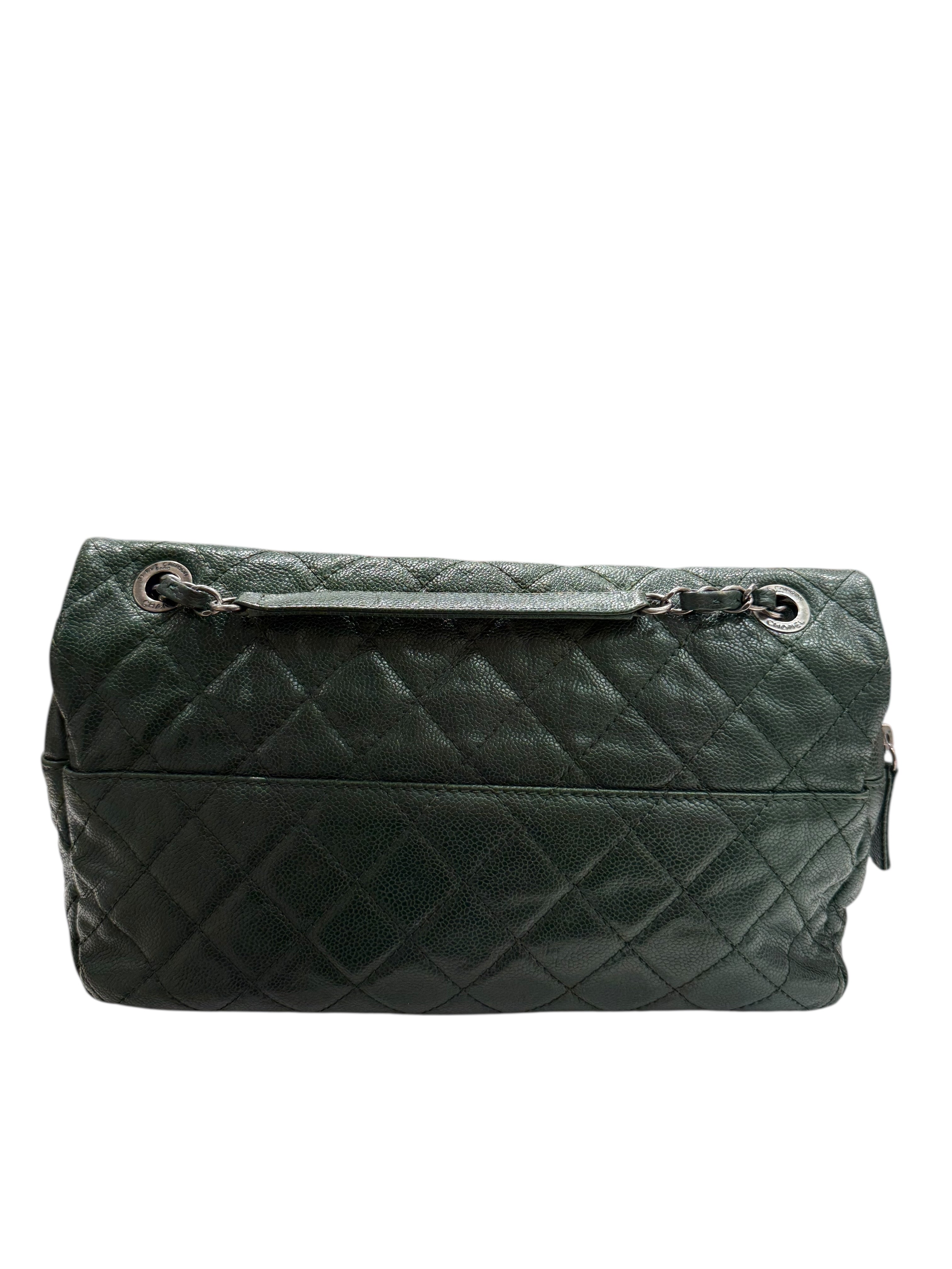 Chanel - Sac Easy Flap en cuir caviar iridescent vert foncé