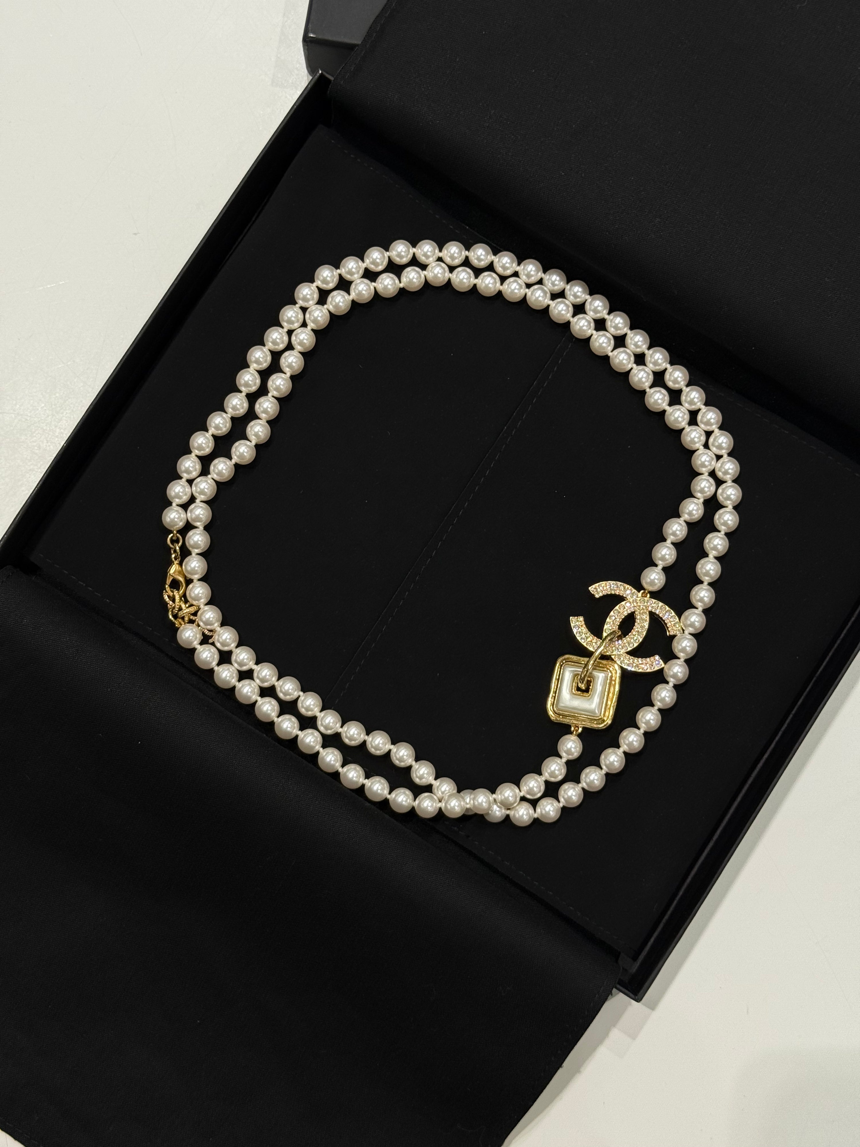 Chanel - Perlenhalskette CC Strass doppelte Runde