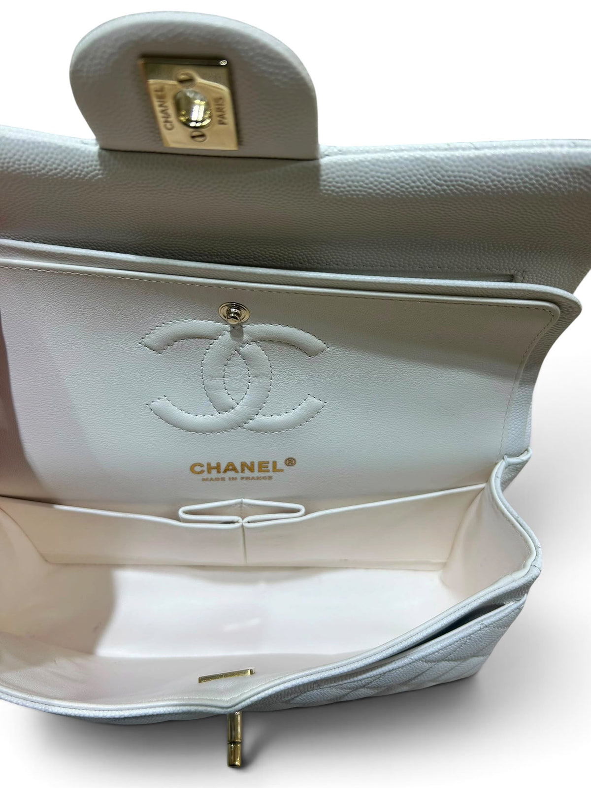 Chanel - Timeless Classique bianca in pelle caviar
