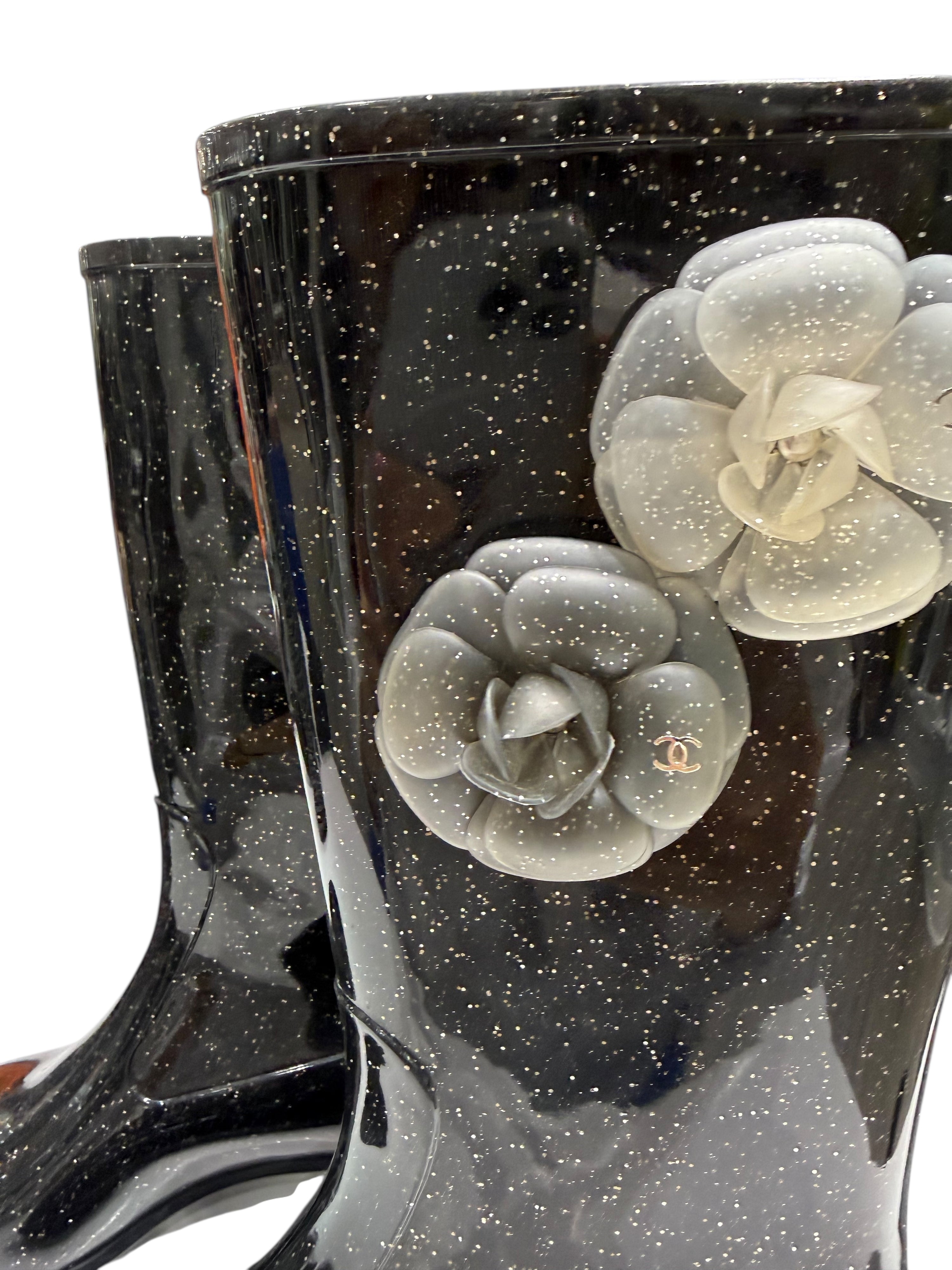 Chanel - Stivali da pioggia con glitter e camelia T38