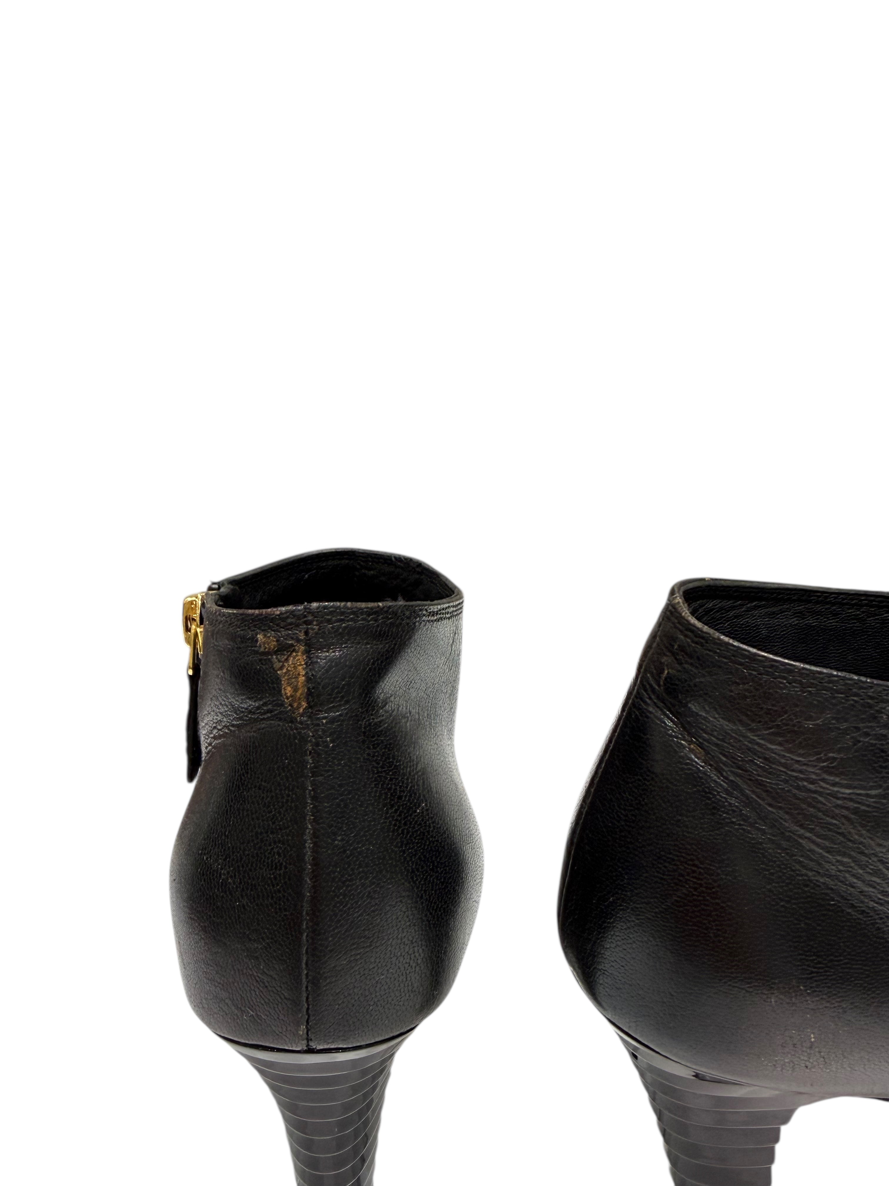 Chanel - Bottines en cuir lisse et bout vernis T36,5