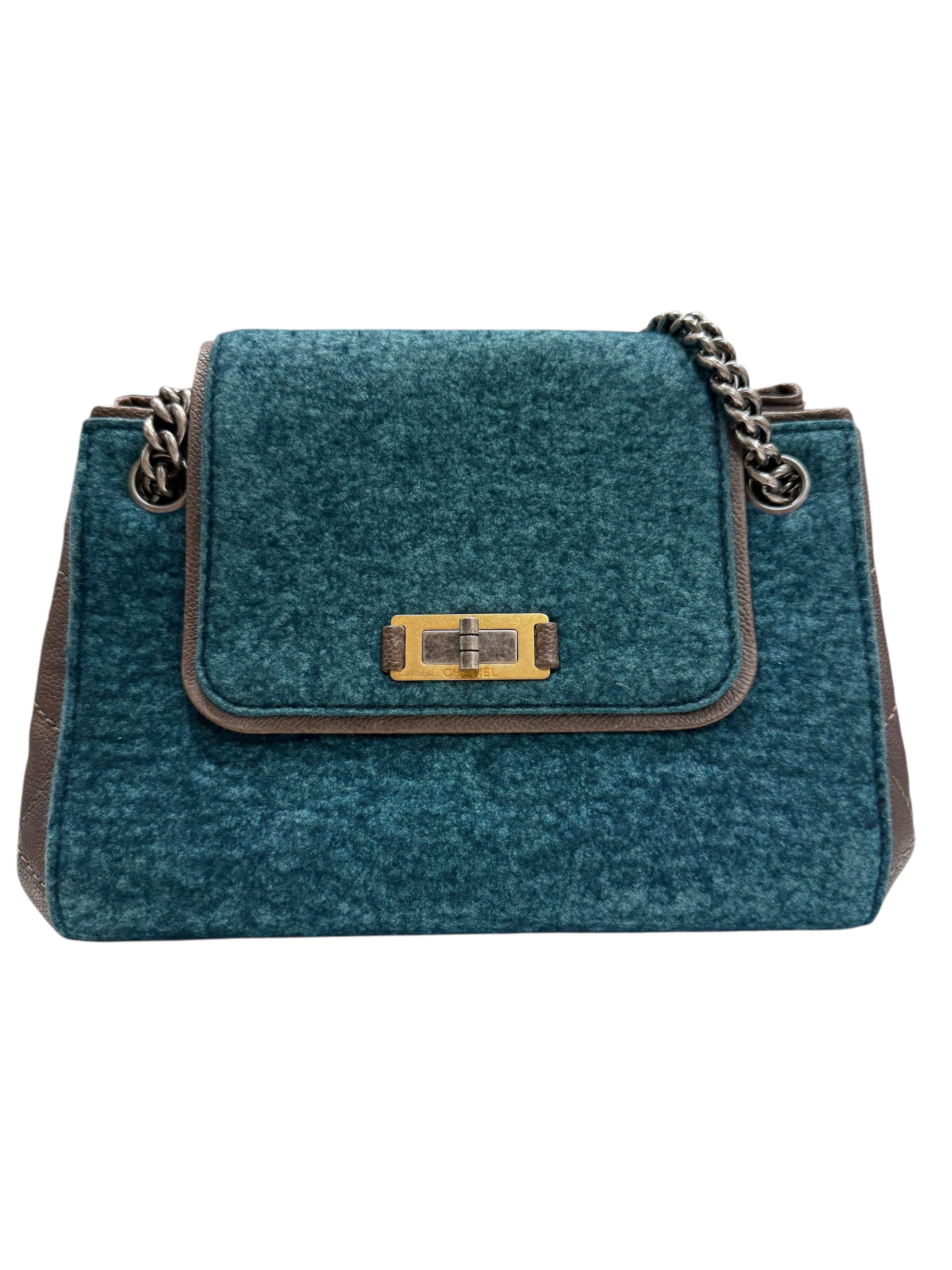 Chanel Reissue 2.55 Mittel – Blaugrüner Bouclé-Wollstoff & Schokoladenleder