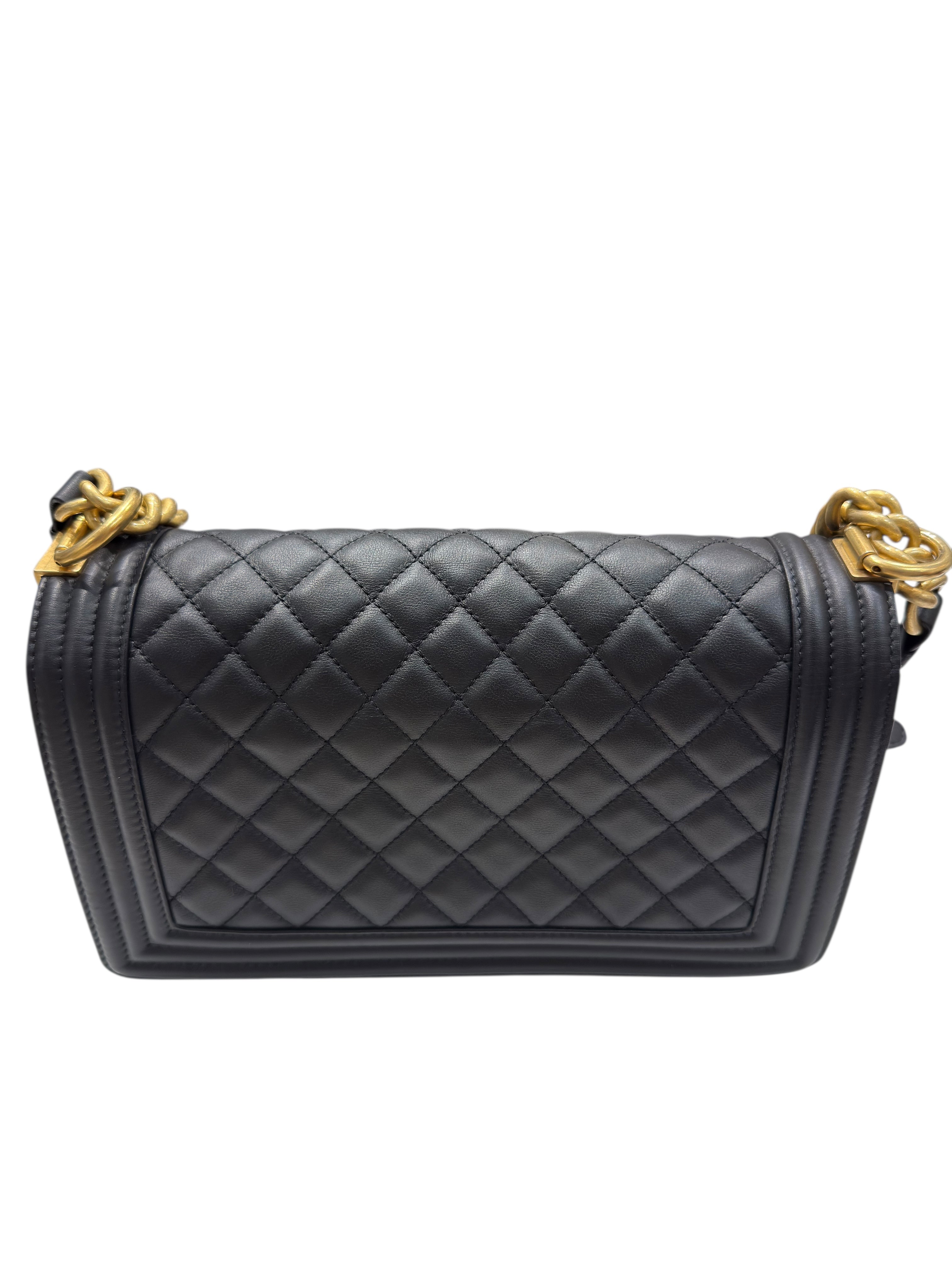 Chanel - Sac Boy classique en cuir noir et finition dorée