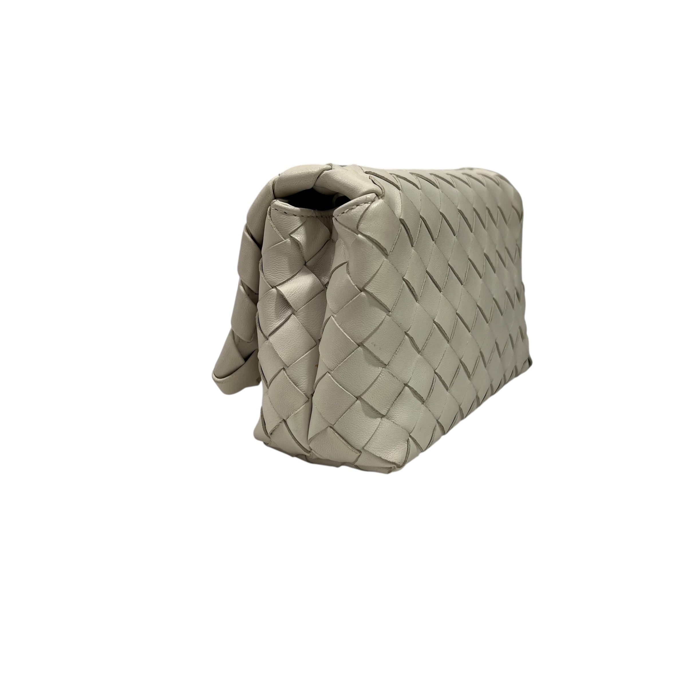 Bottega Veneta - Leder-Kameratasche Intrecciato