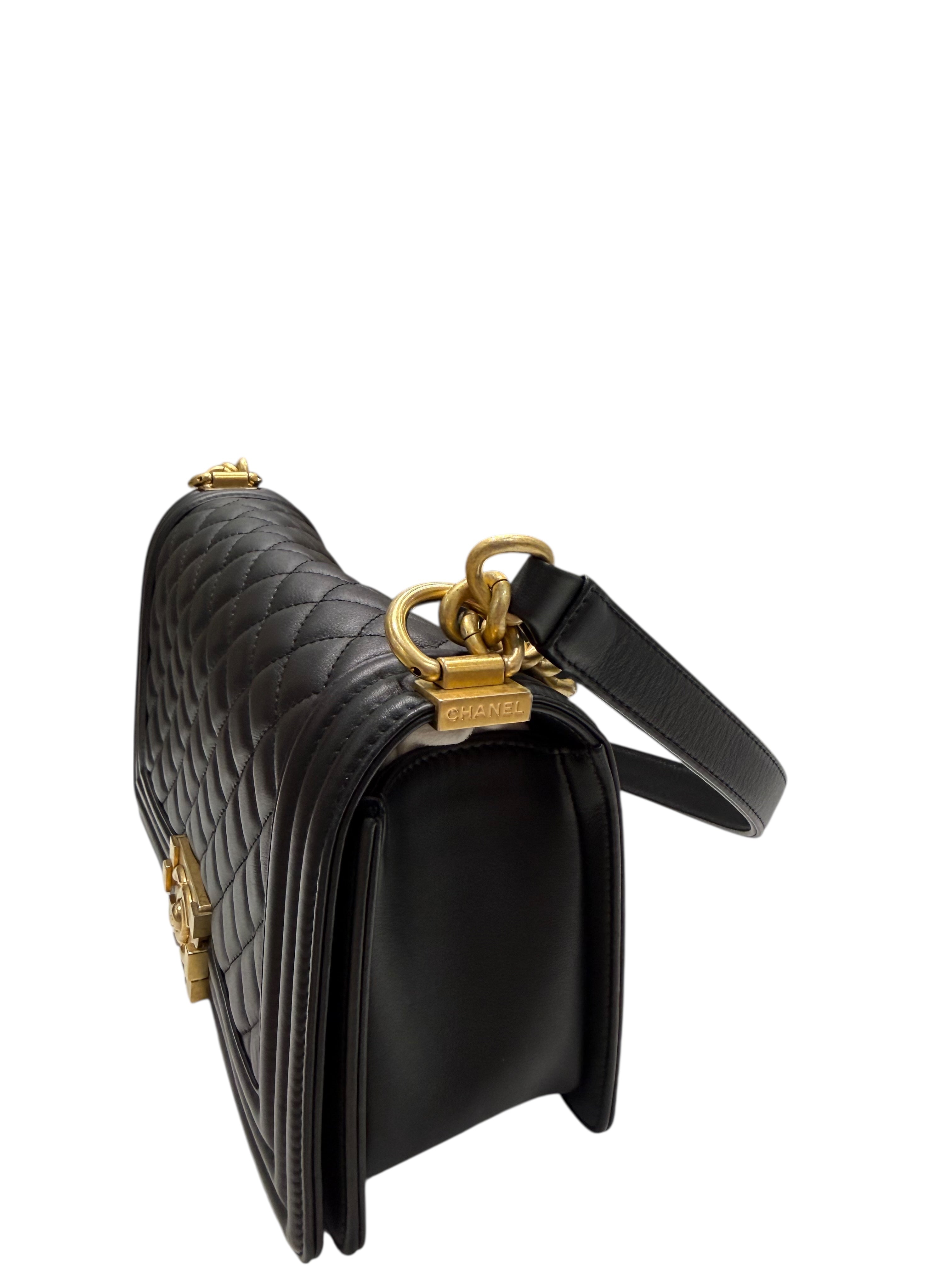Chanel - Sac Boy classique en cuir noir et finition dorée