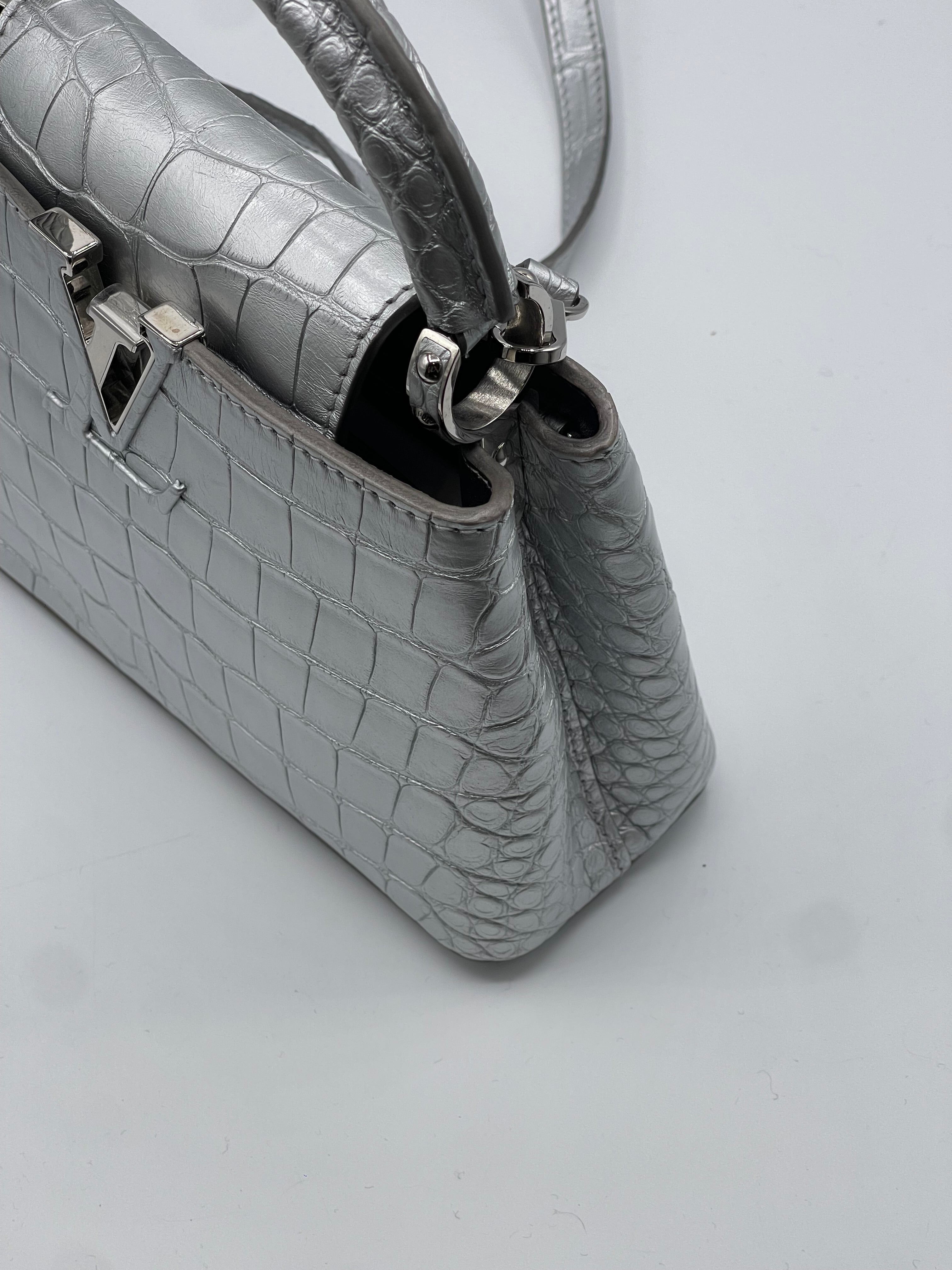 Louis Vuitton - Sac Capucines alligator Silver