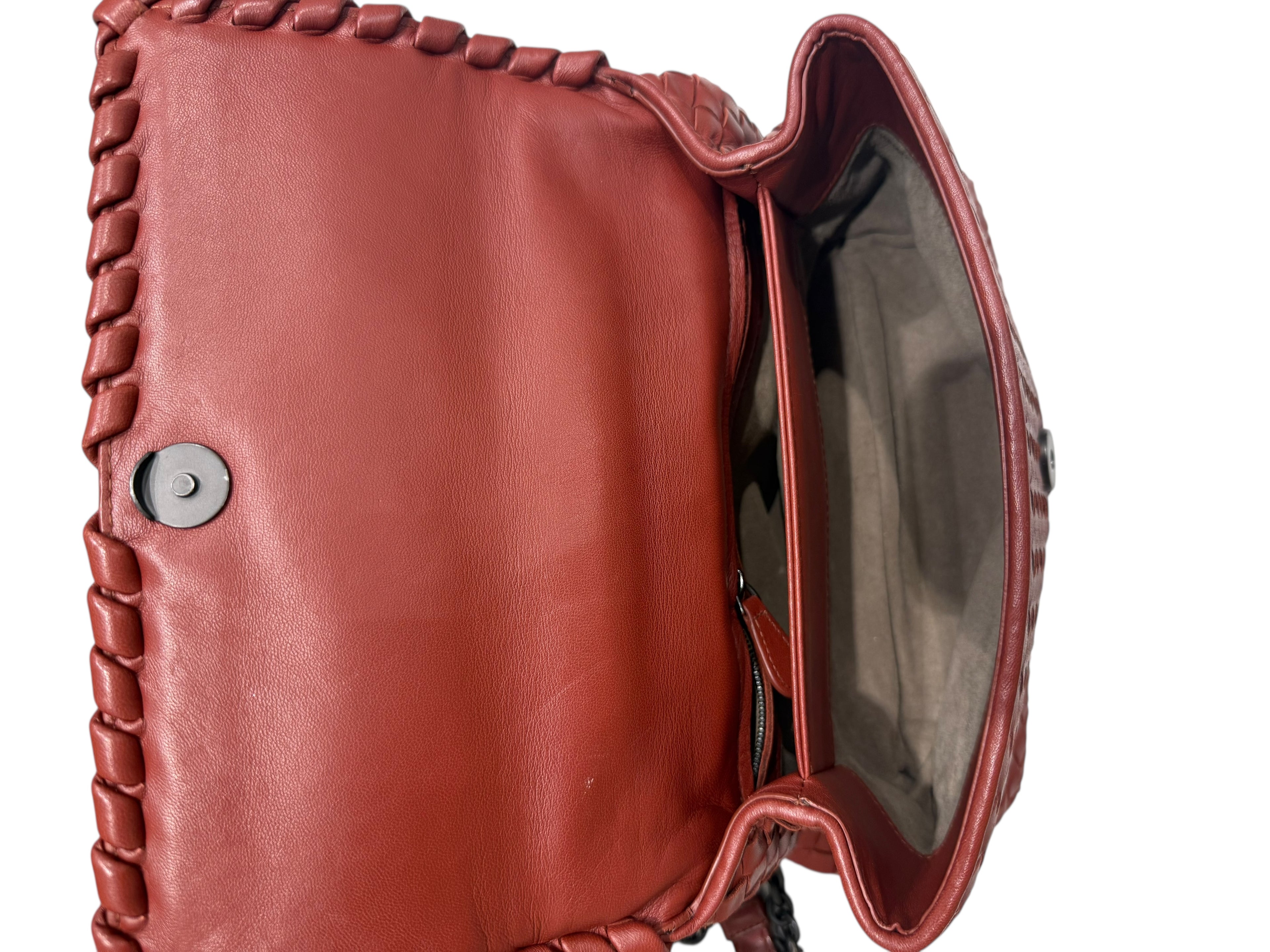 Bottega Veneta - Sac à rabat Intrecciato cuir rouge