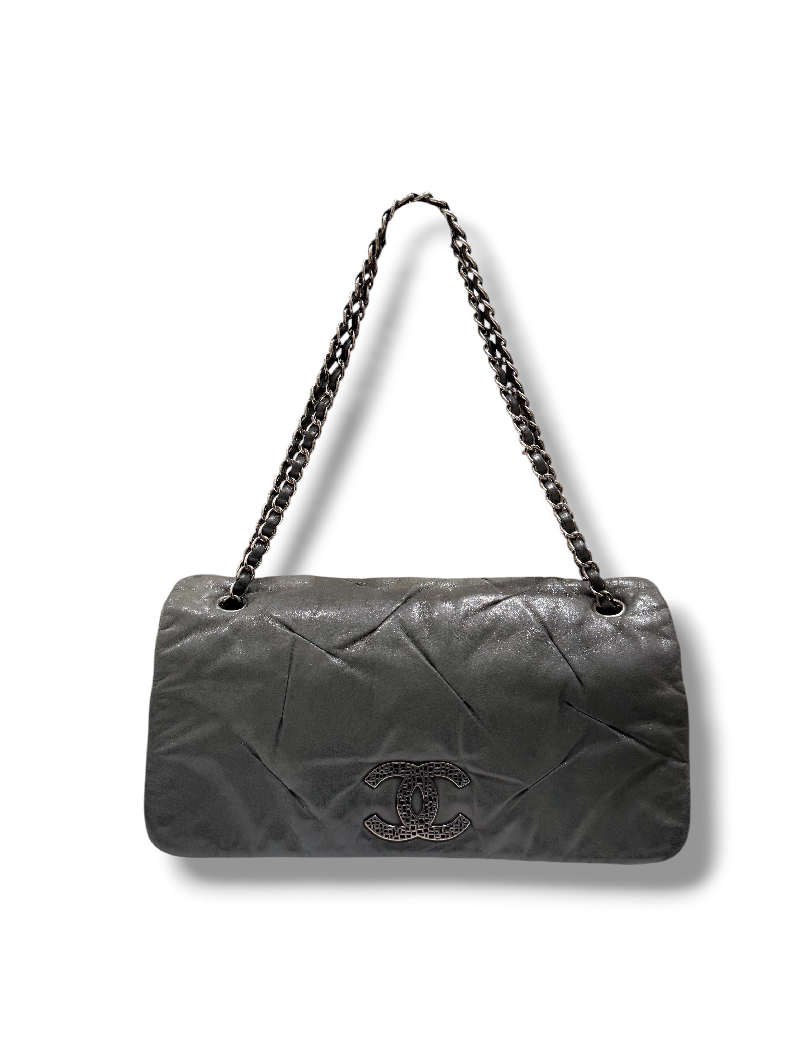 Chanel - Sac Classique allongé vert de gris irisé
