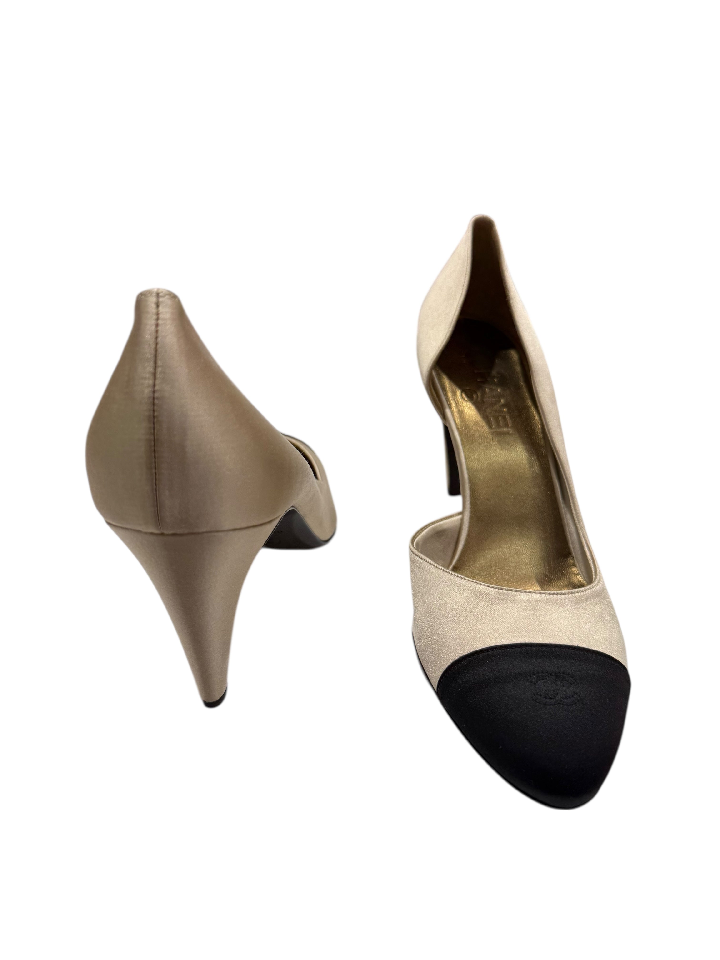 Chanel - Escarpins en satin beige et bout noir T40 1/2