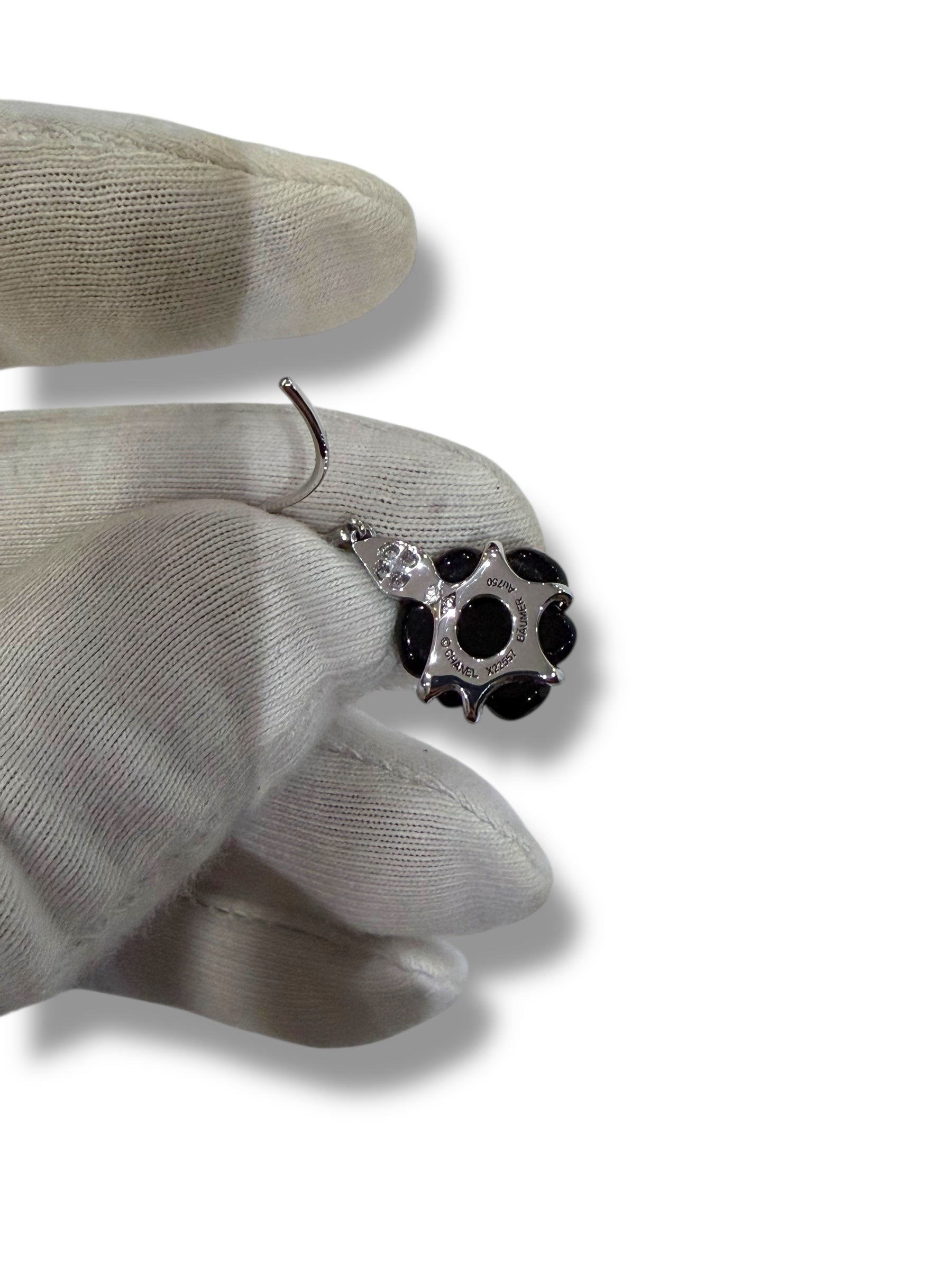 Chanel - Boucles d’oreilles camélia