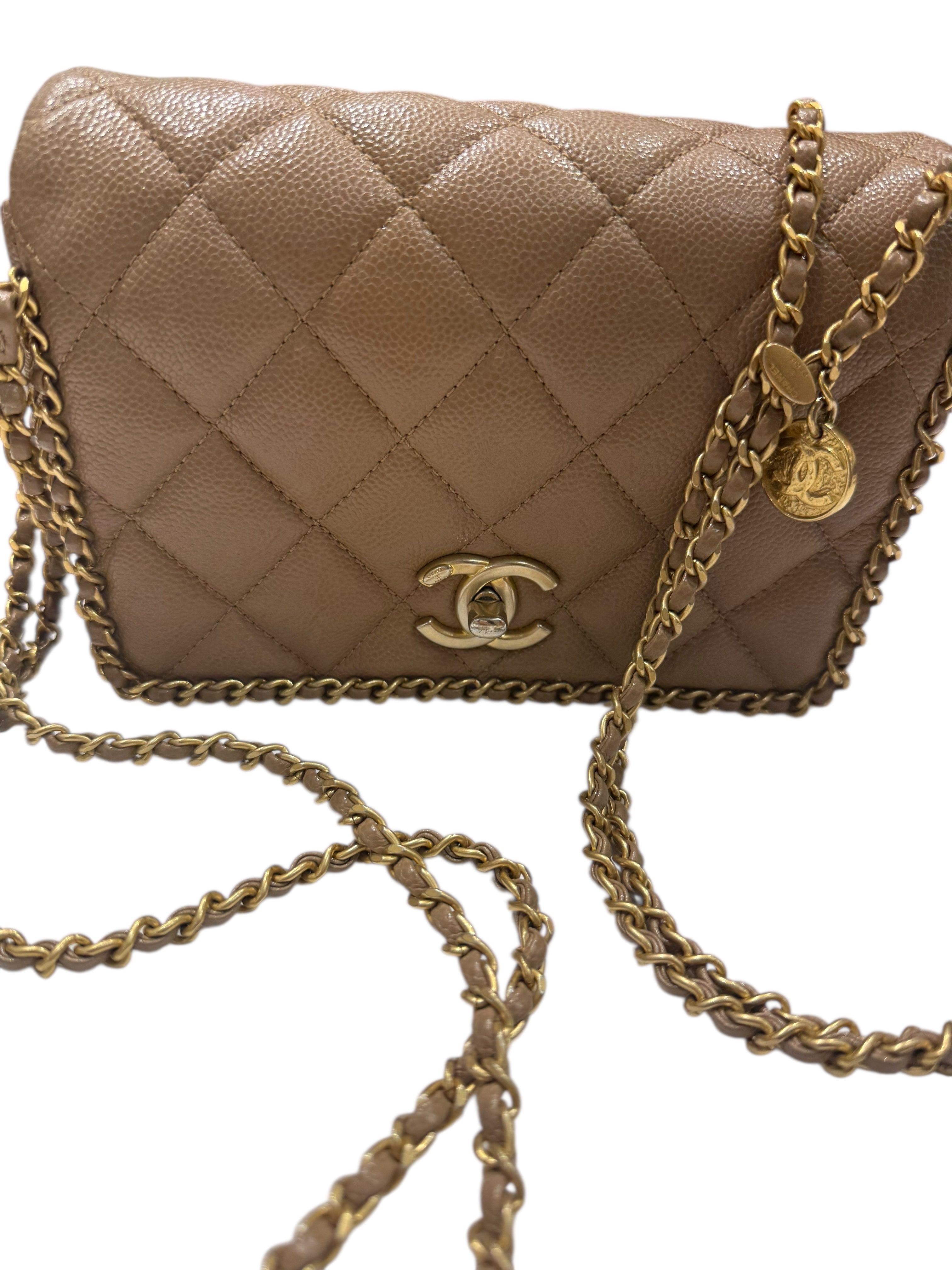 Chanel – Sac Classic Flap Medium en cuir caviar beige foncé