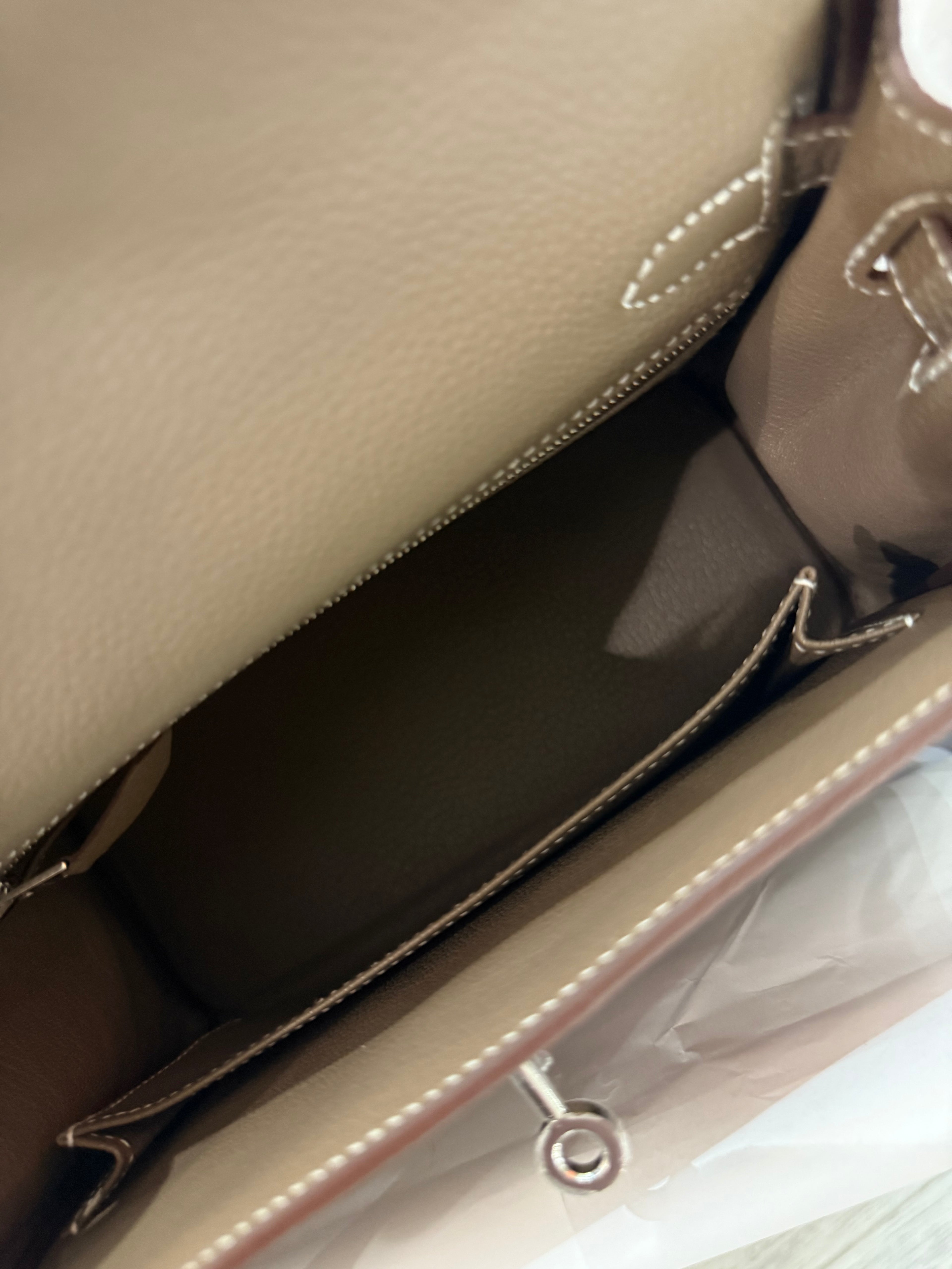 Hermès – Sac Kelly 25 Étoupe Togo Retourné PHW