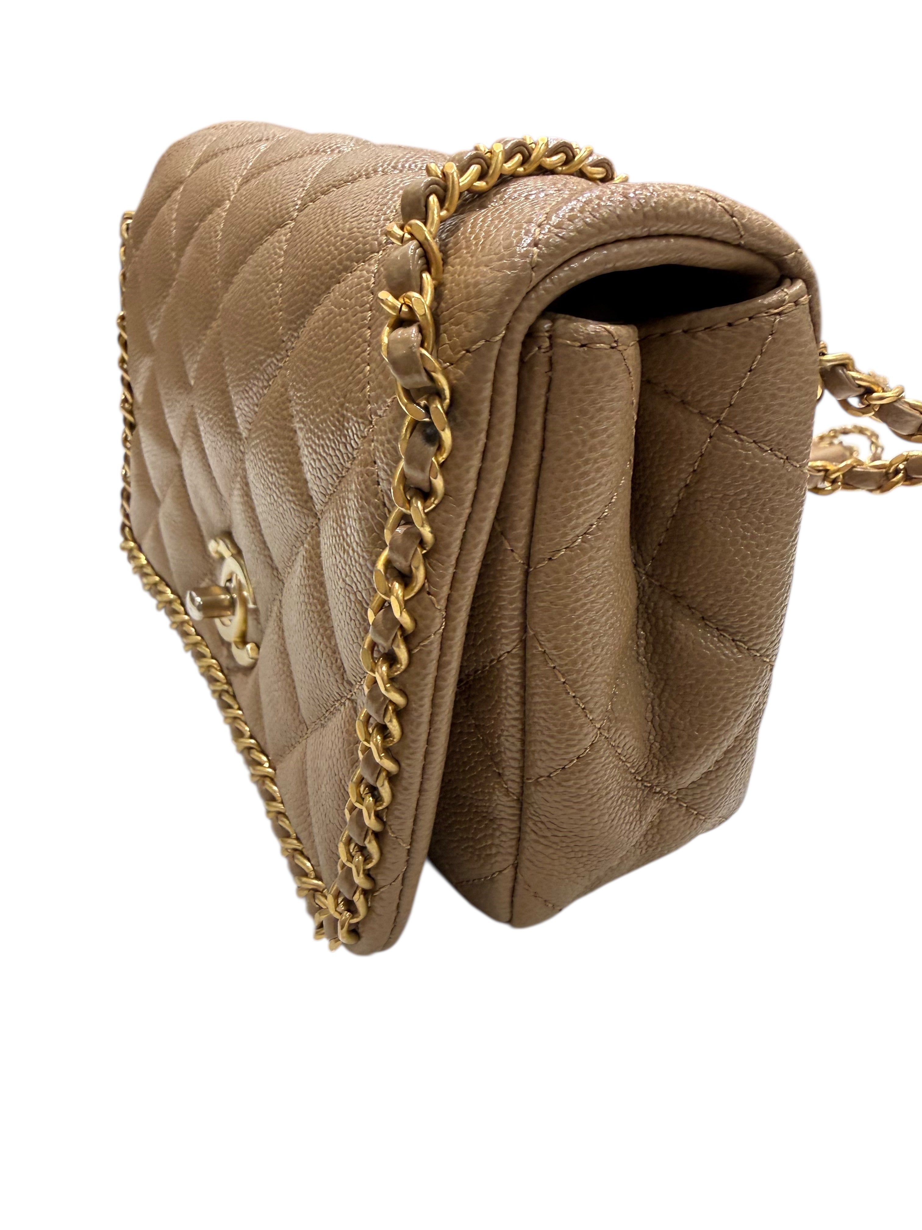 Chanel – Sac Classic Flap Medium en cuir caviar beige foncé