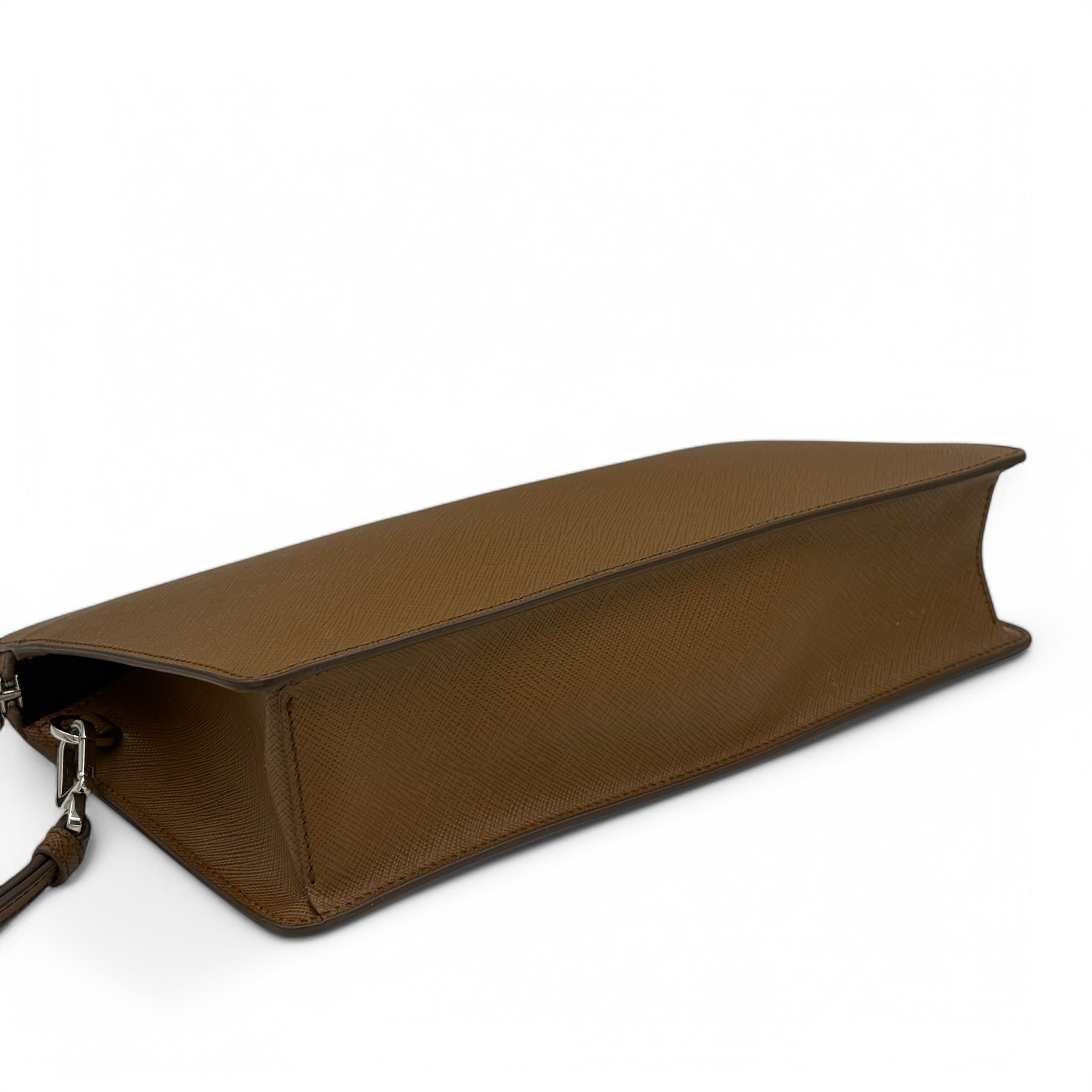 Prada - Pochette cuir Saffiano caramel