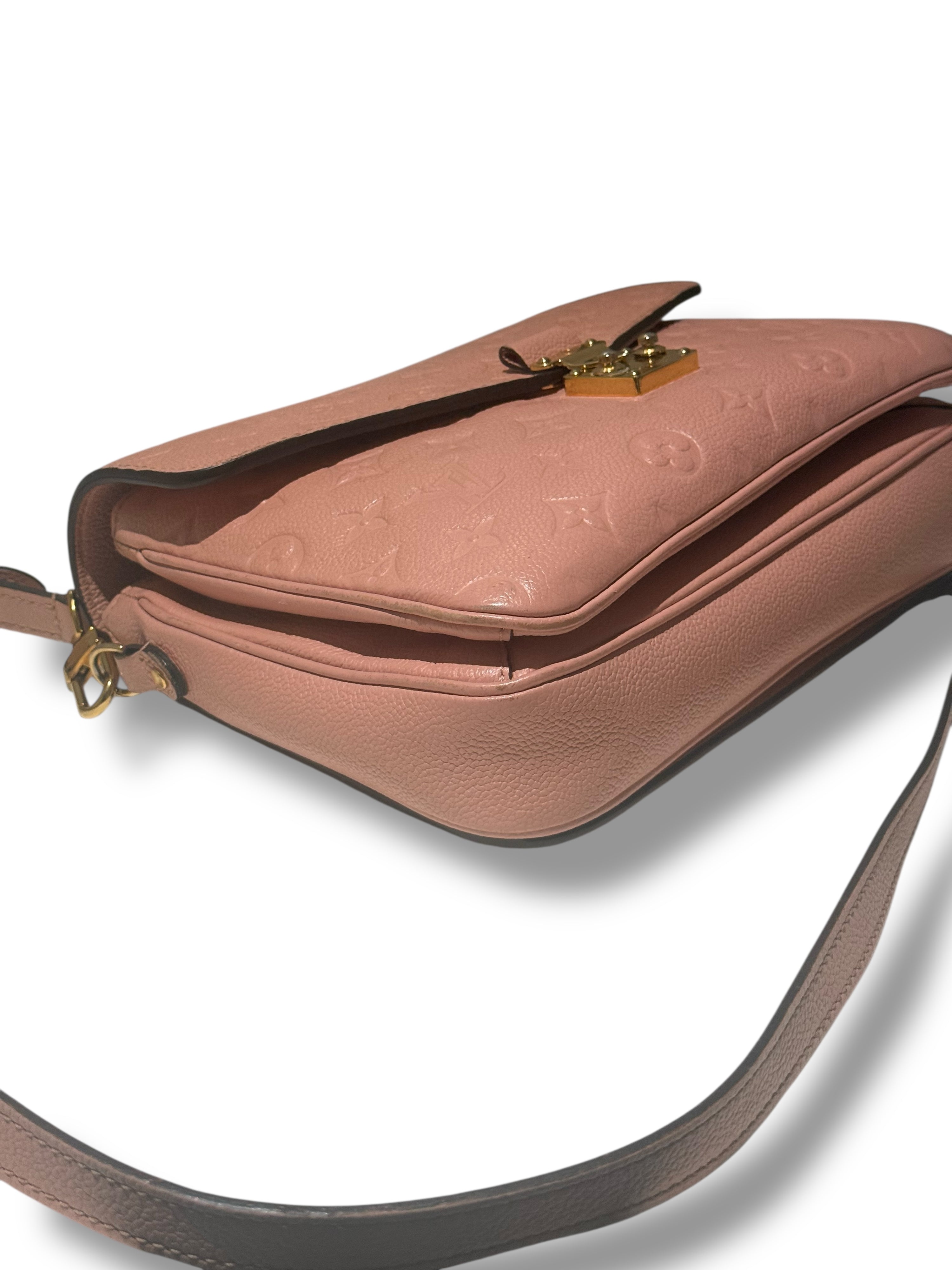 Louis Vuitton - Métis-Tasche geprägt Rose Sakura