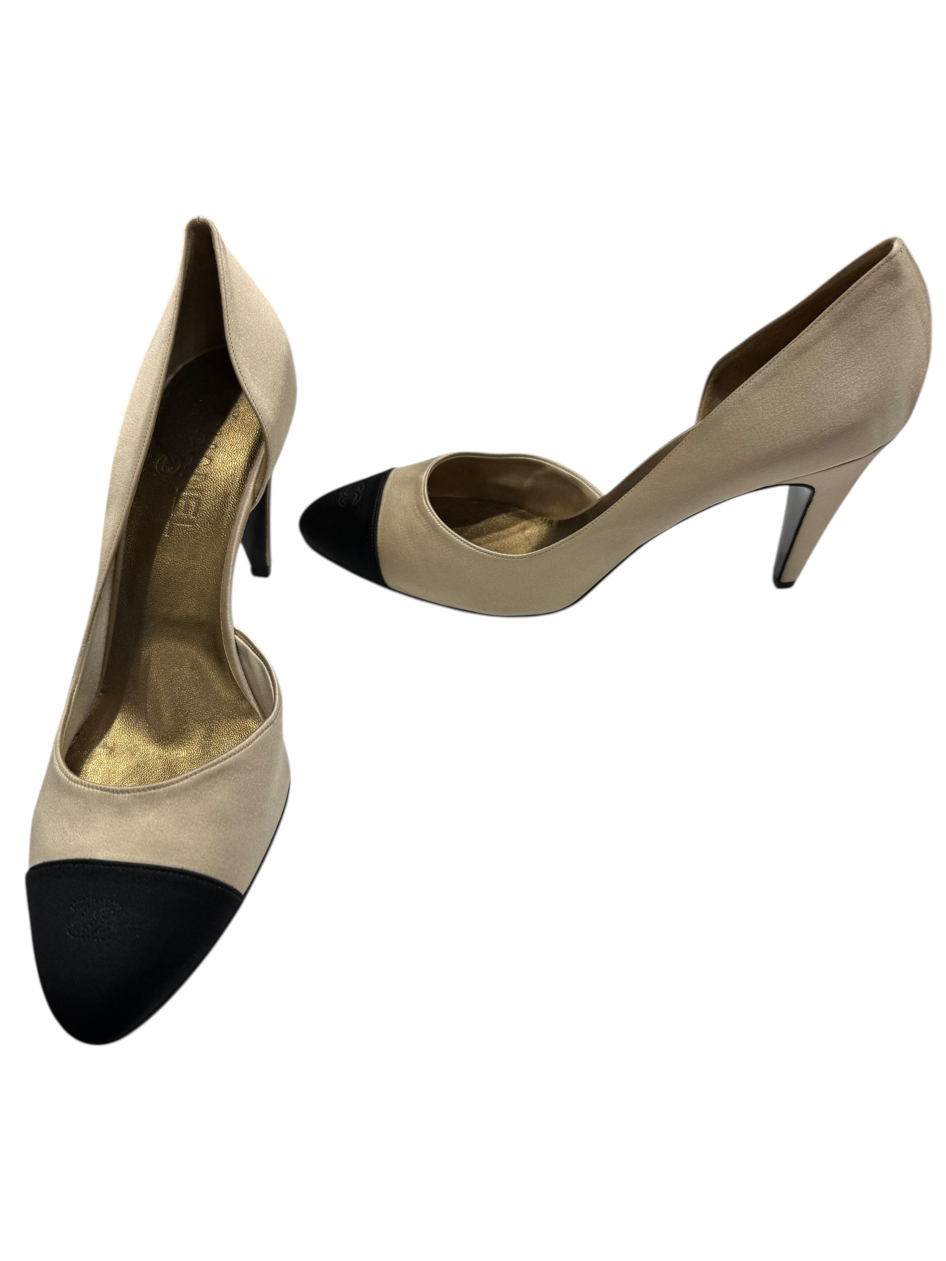 Chanel - Escarpins en satin beige et bout noir T40 1/2