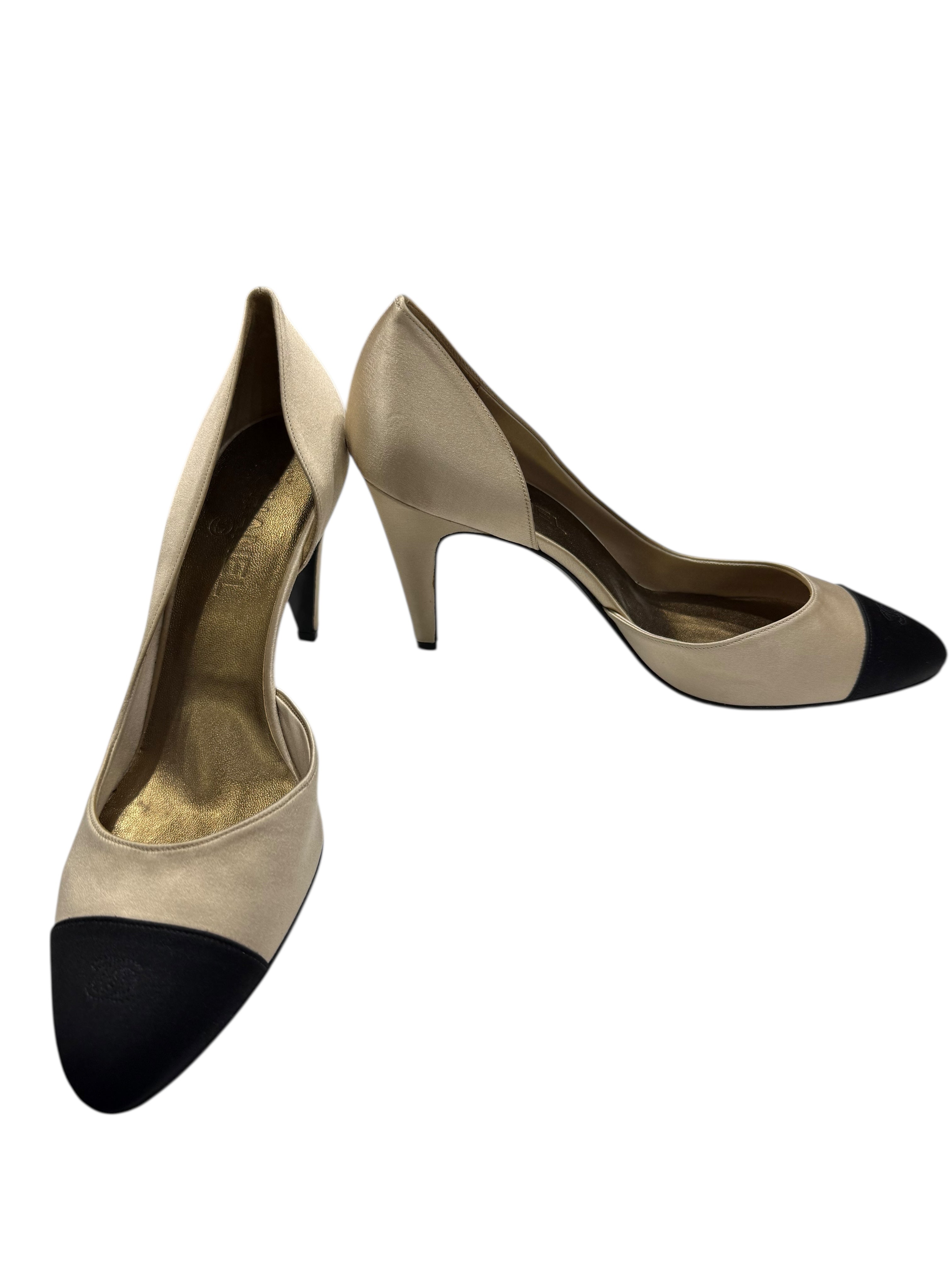 Chanel - Escarpins en satin beige et bout noir T40 1/2