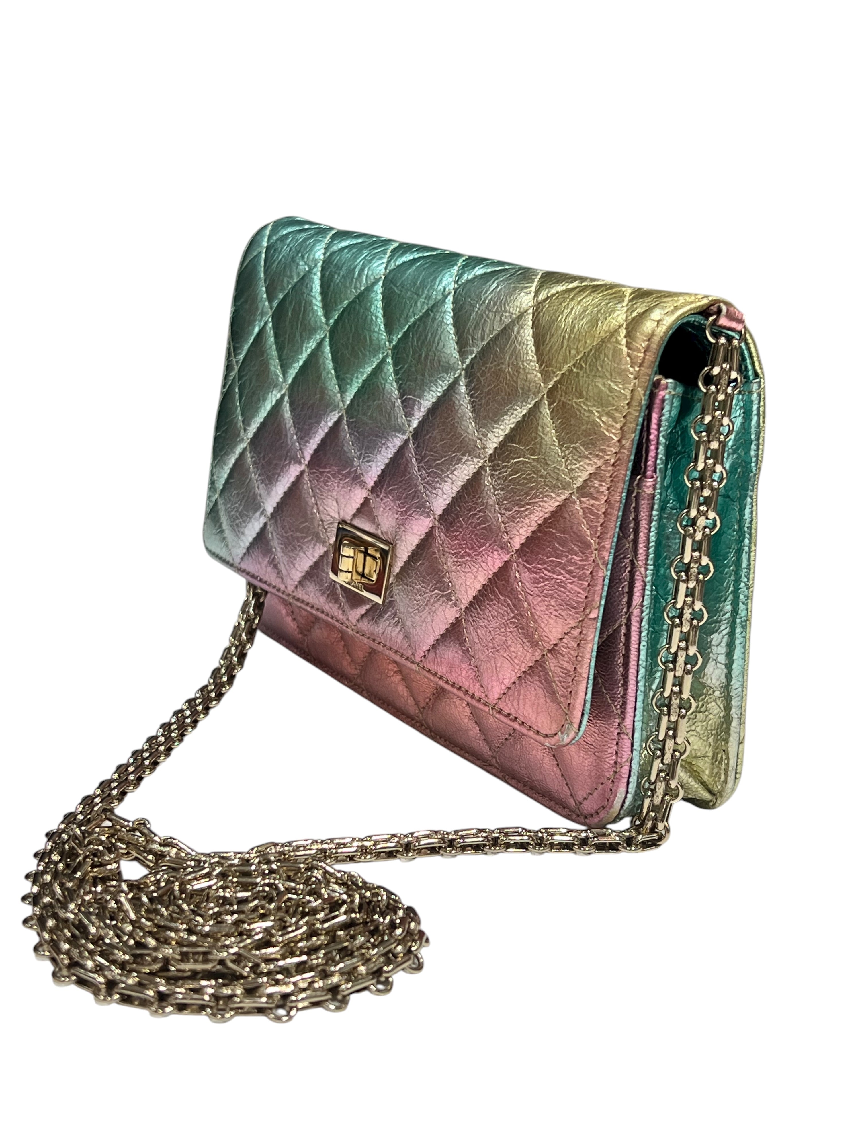 Chanel - Sac wallet on chain 2.55 irisé multicolore