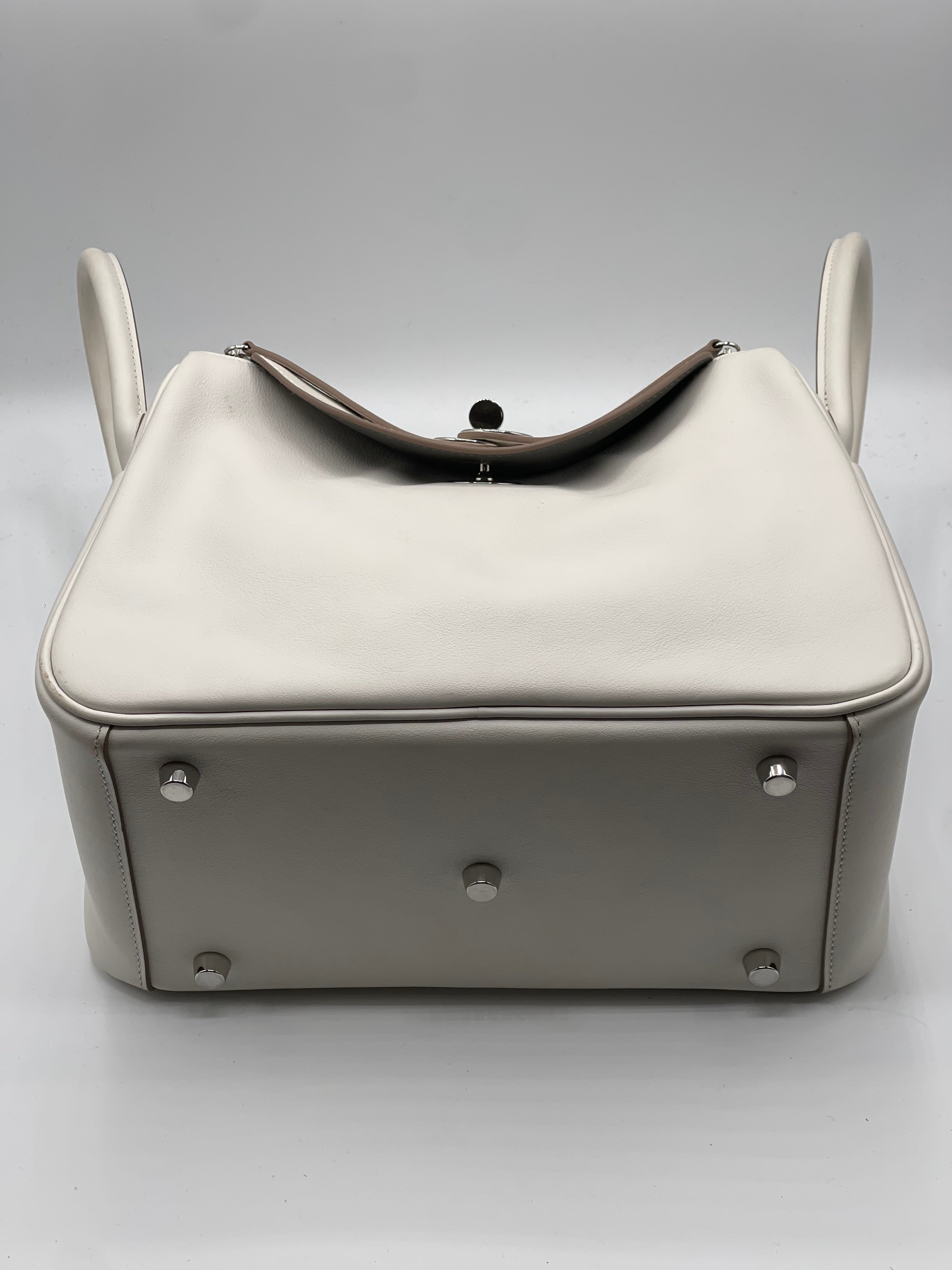 Hermès - Sac Lindy 26 Swift gris pale