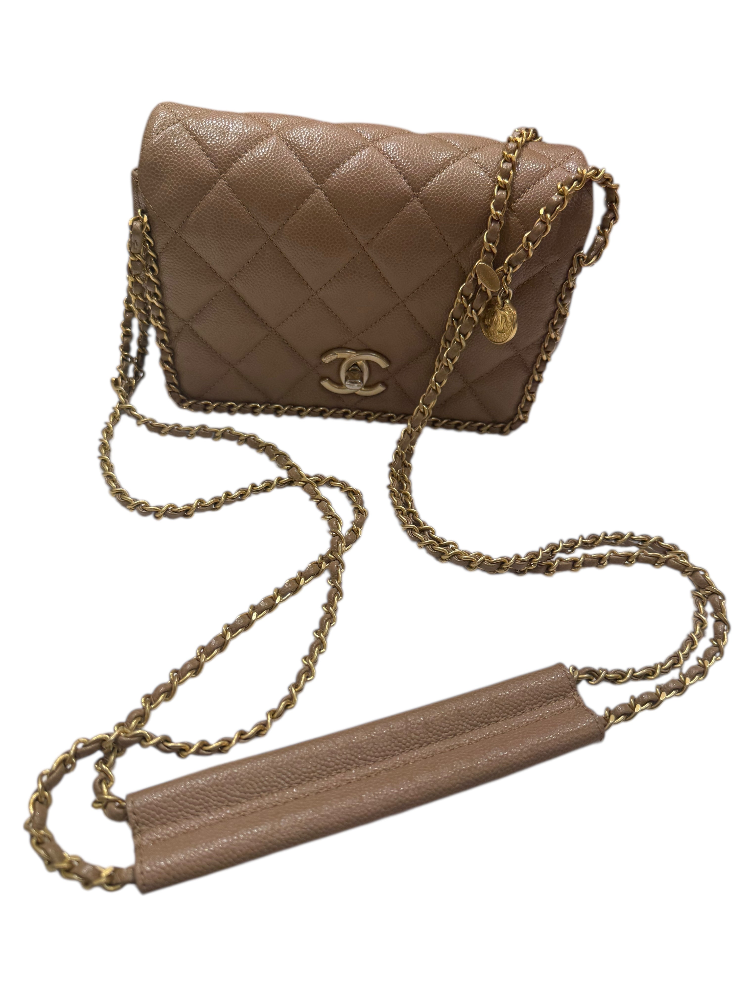 Chanel – Sac Classic Flap Medium en cuir caviar beige foncé