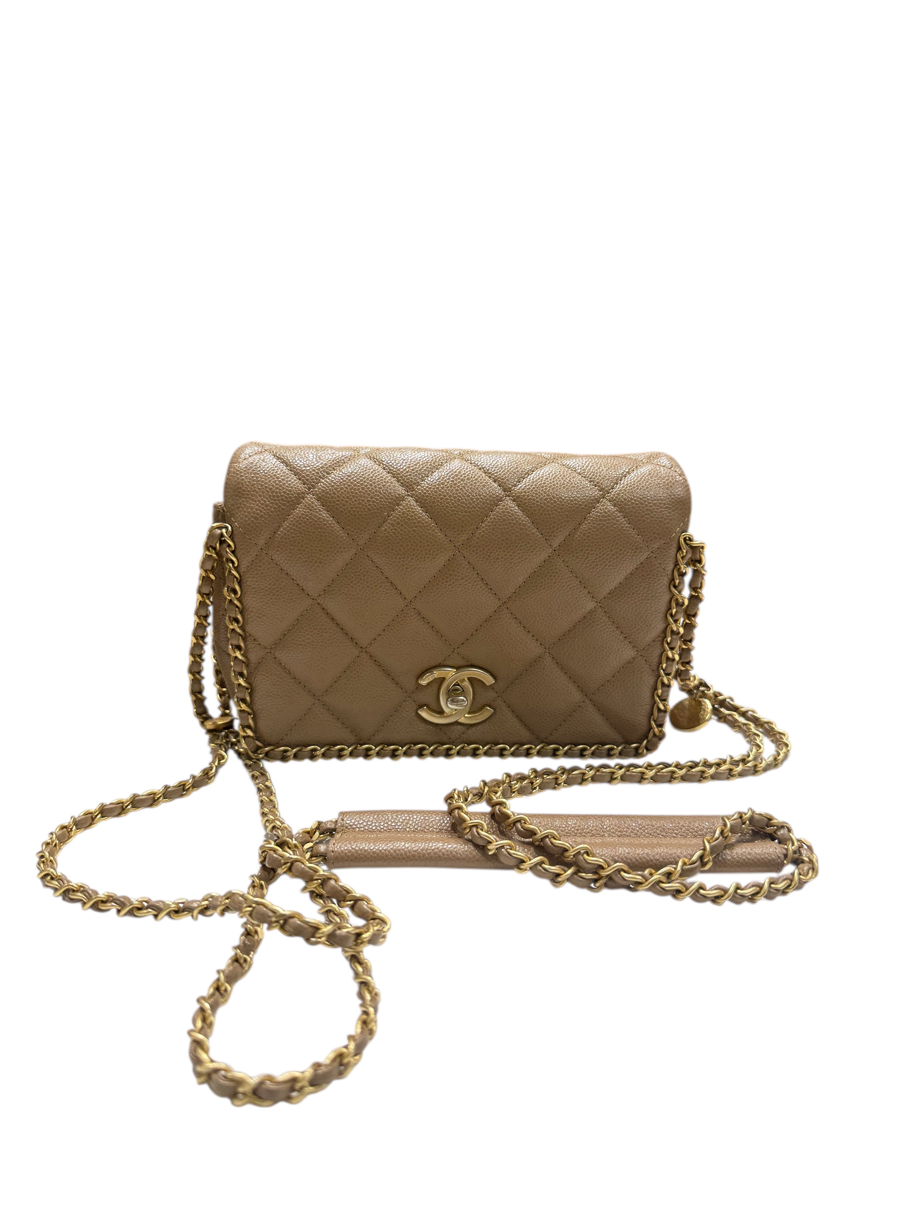 Chanel – Sac Classic Flap Medium en cuir caviar beige foncé