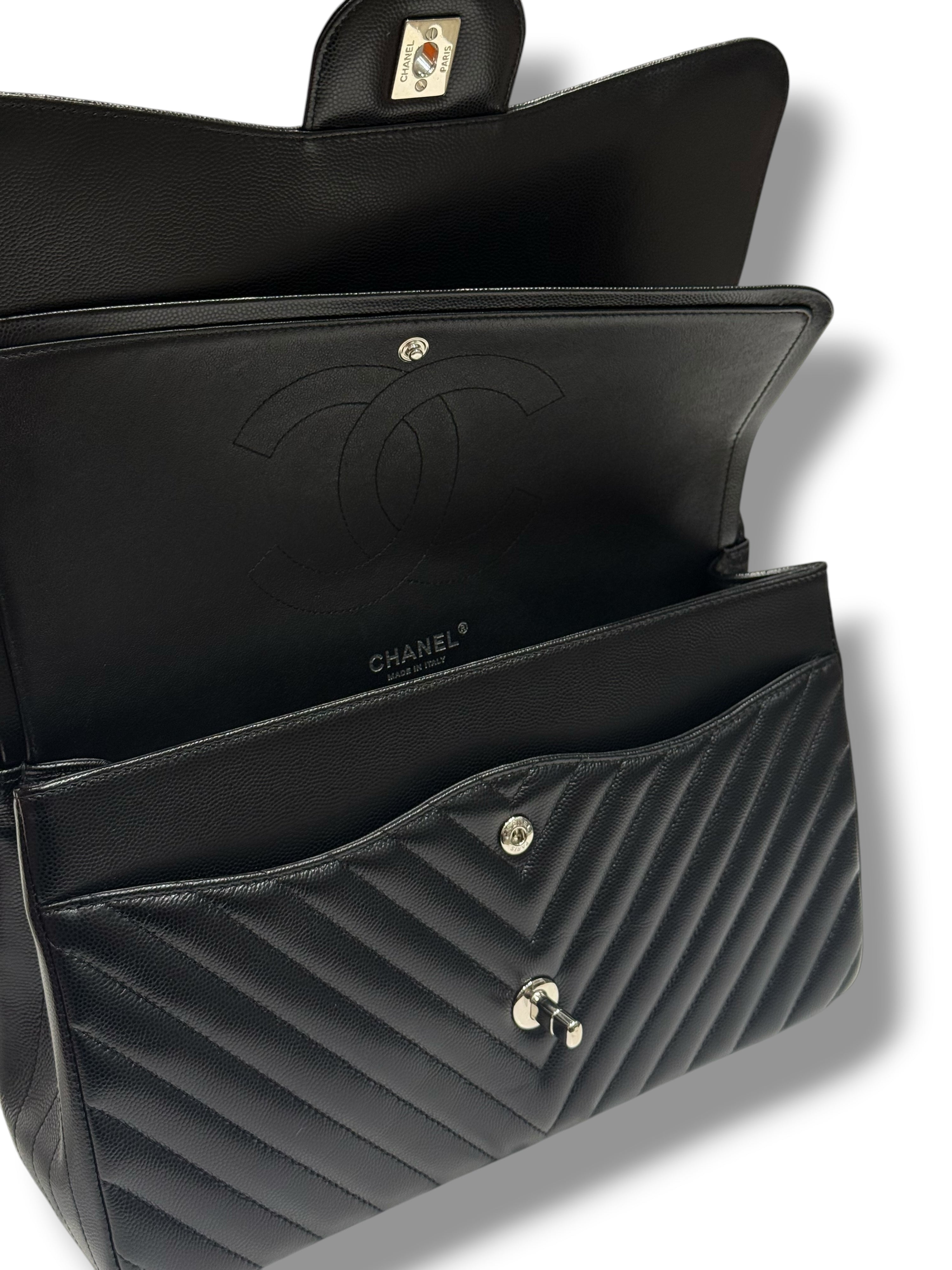 Chanel - Sac Jumbo noir cuir caviar chevron