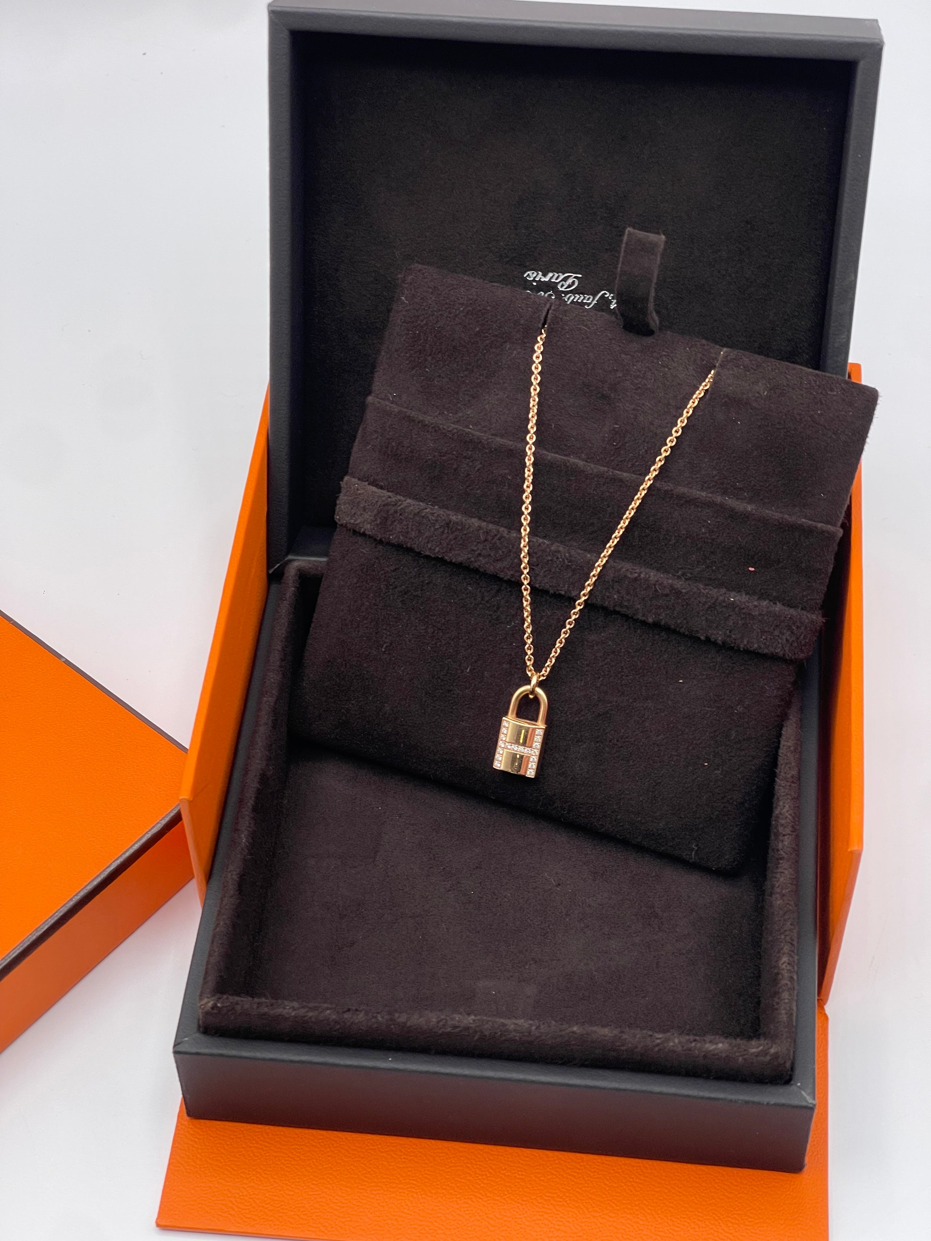 Hermès - Kelly padlock pendant in pink gold and diamonds