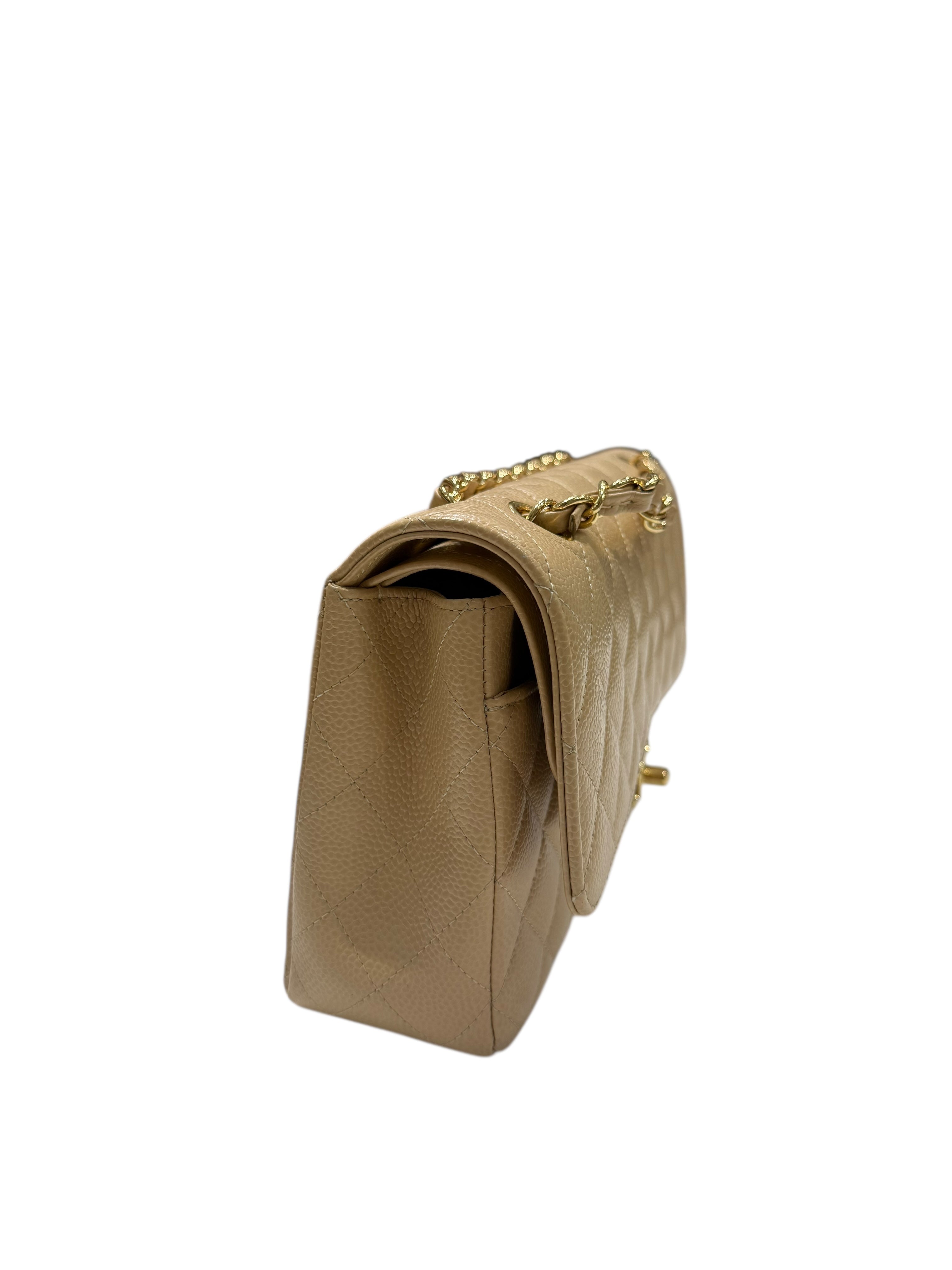 Chanel - Sac à rabat classique 11:12 Timeless 25 en cuir caviar beige et finitions dorées