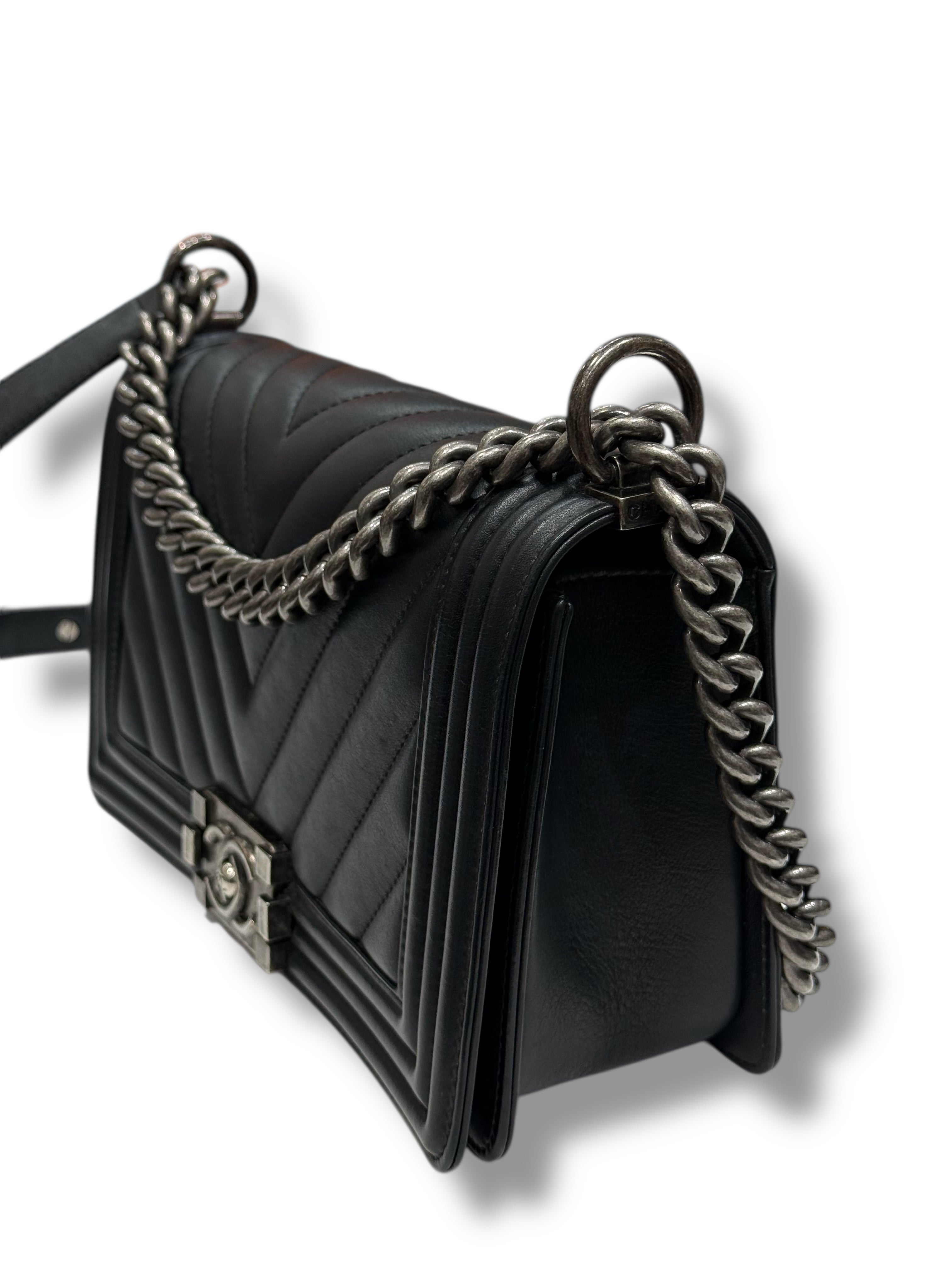 Chanel - Sac Boy classique chevron noir