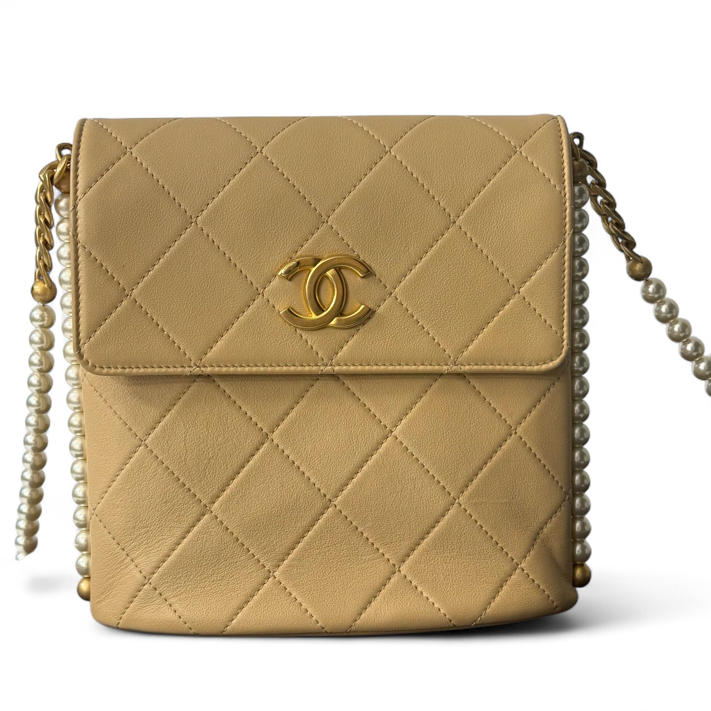 Chanel - Beigefarbene Umhängetasche aus Leder mit Perlen
