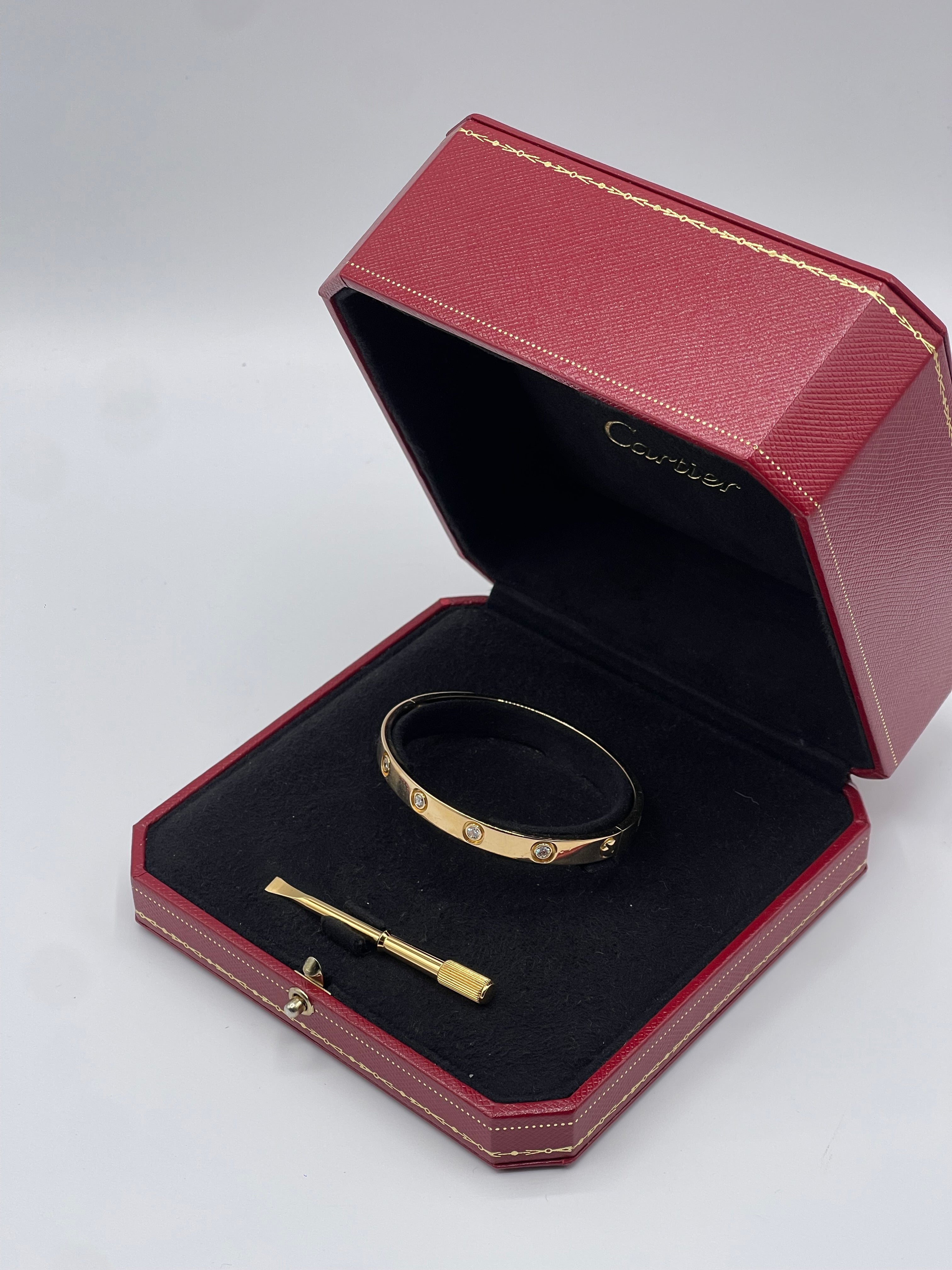Cartier - Bracelet Love or jaune 10 diamants