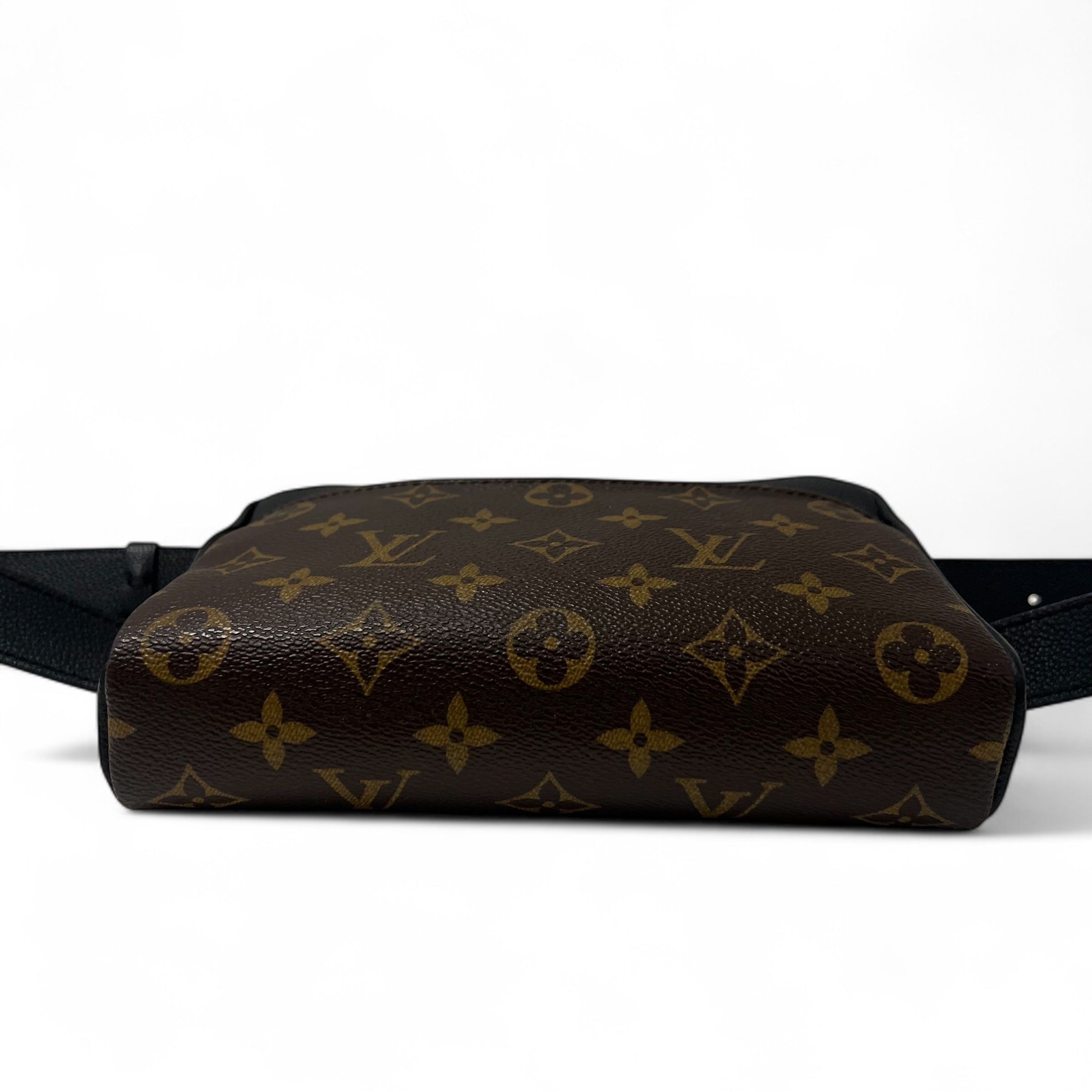 Louis Vuitton - Sac banane Macassar