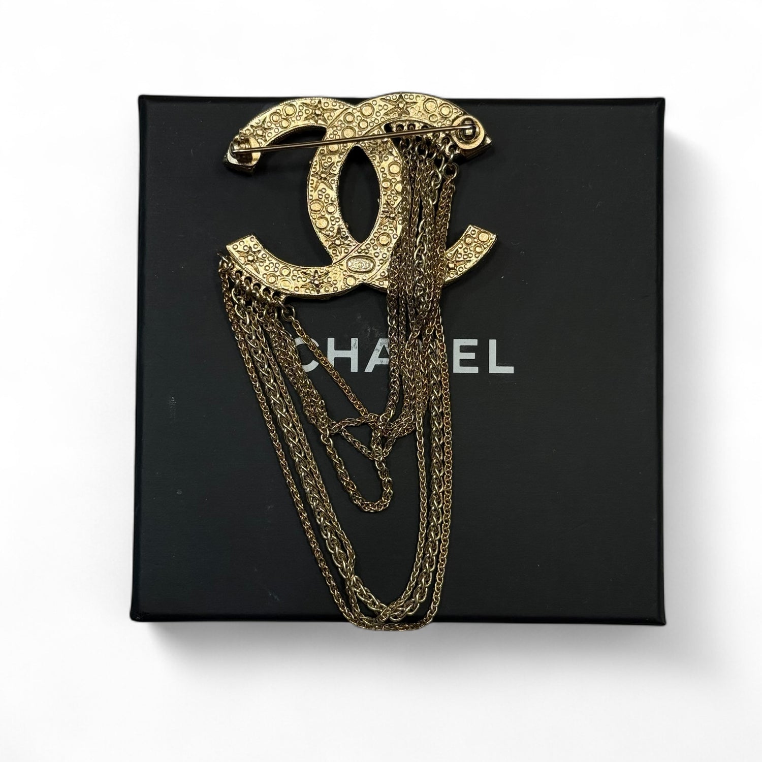 Chanel - Broche avec chaînes