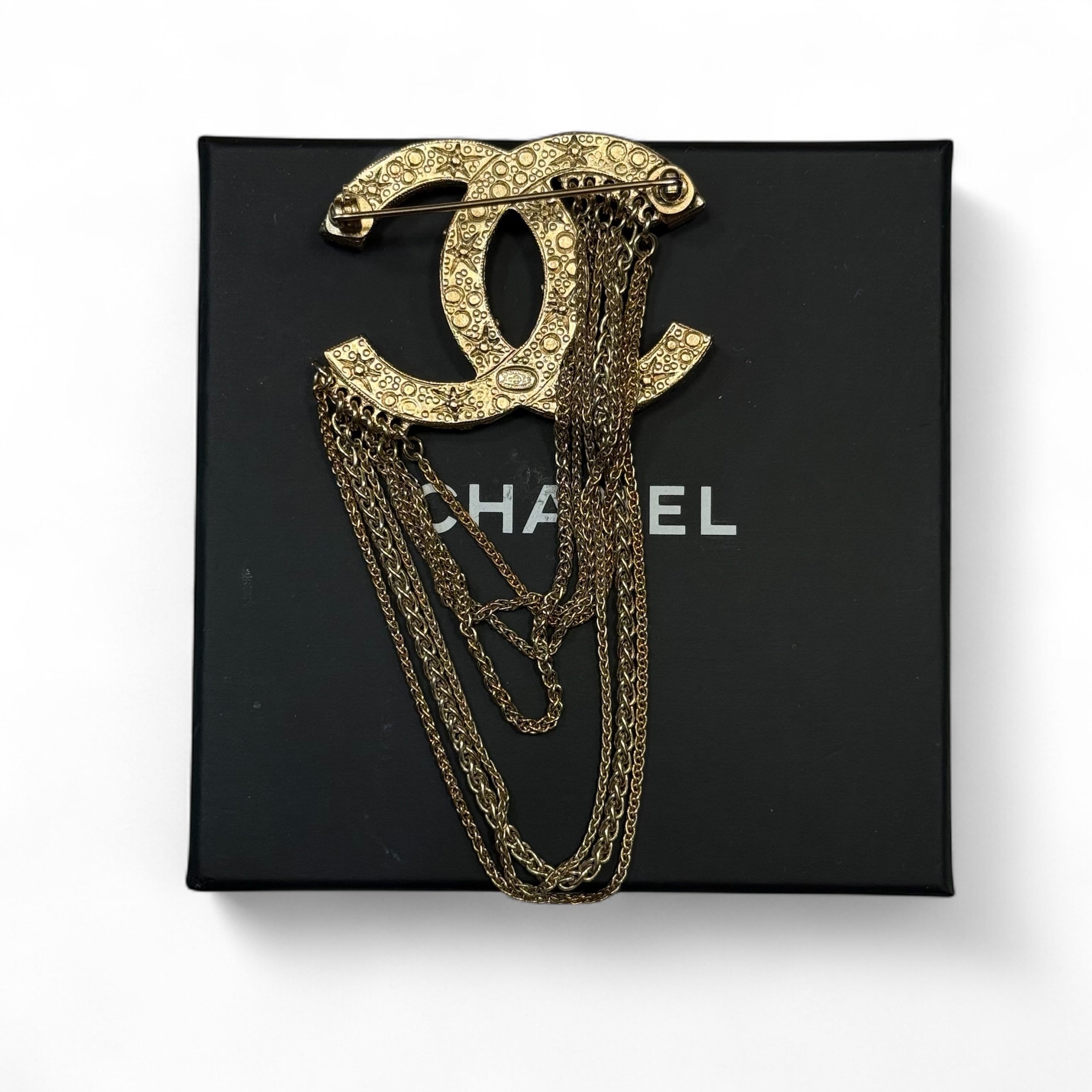 Chanel - Broche avec chaînes